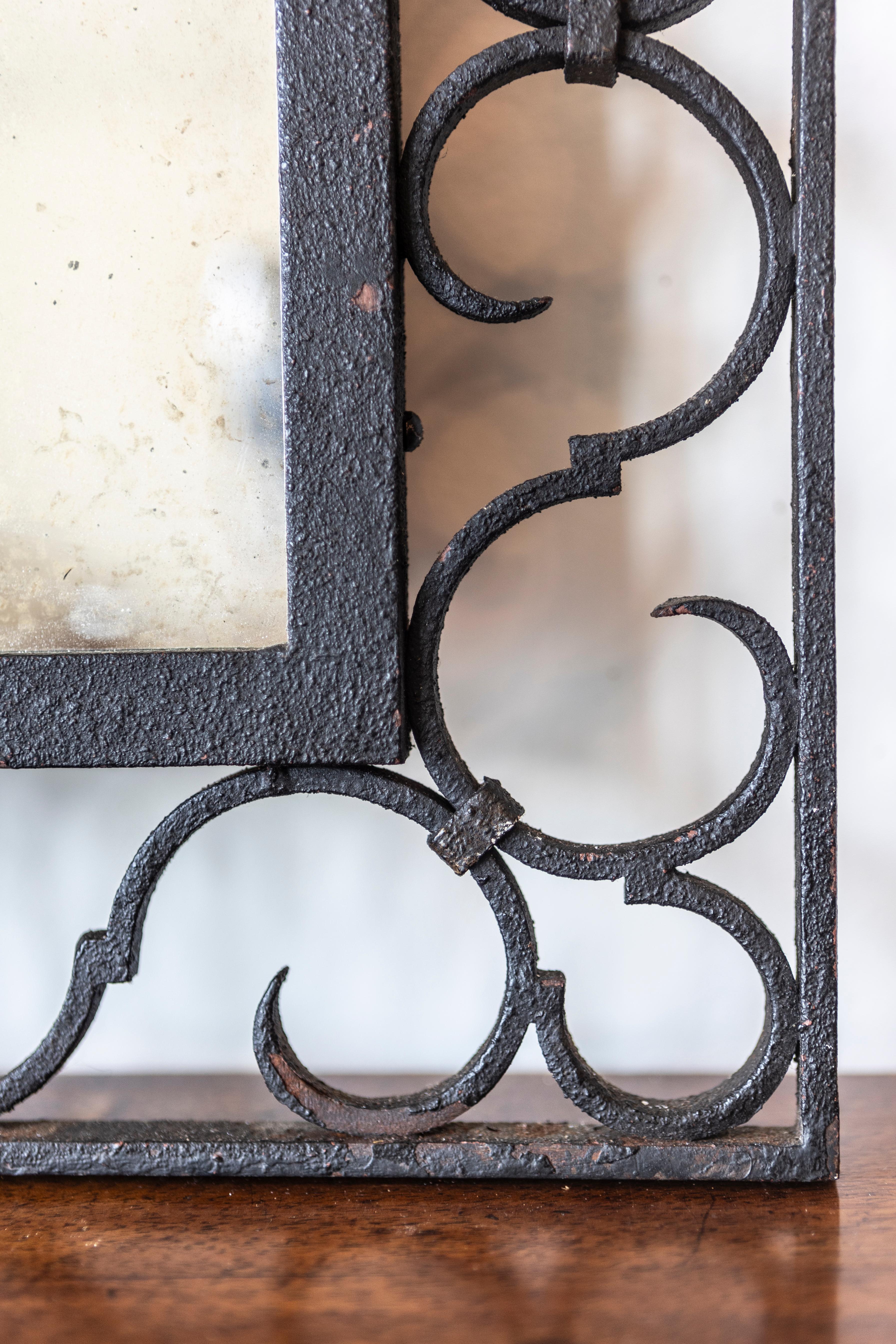 Miroir arqué en fer français avec motifs ajourés en forme de volute en S et crête de feuillage en vente 2