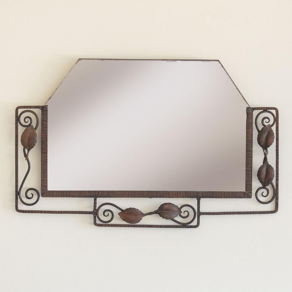 Magnifique miroir en fer Art Nouveau, France, années 1920. Cadre en fer et miroir hexagonal avec détails de feuilles. Entièrement d'origine avec une belle patine d'âge.