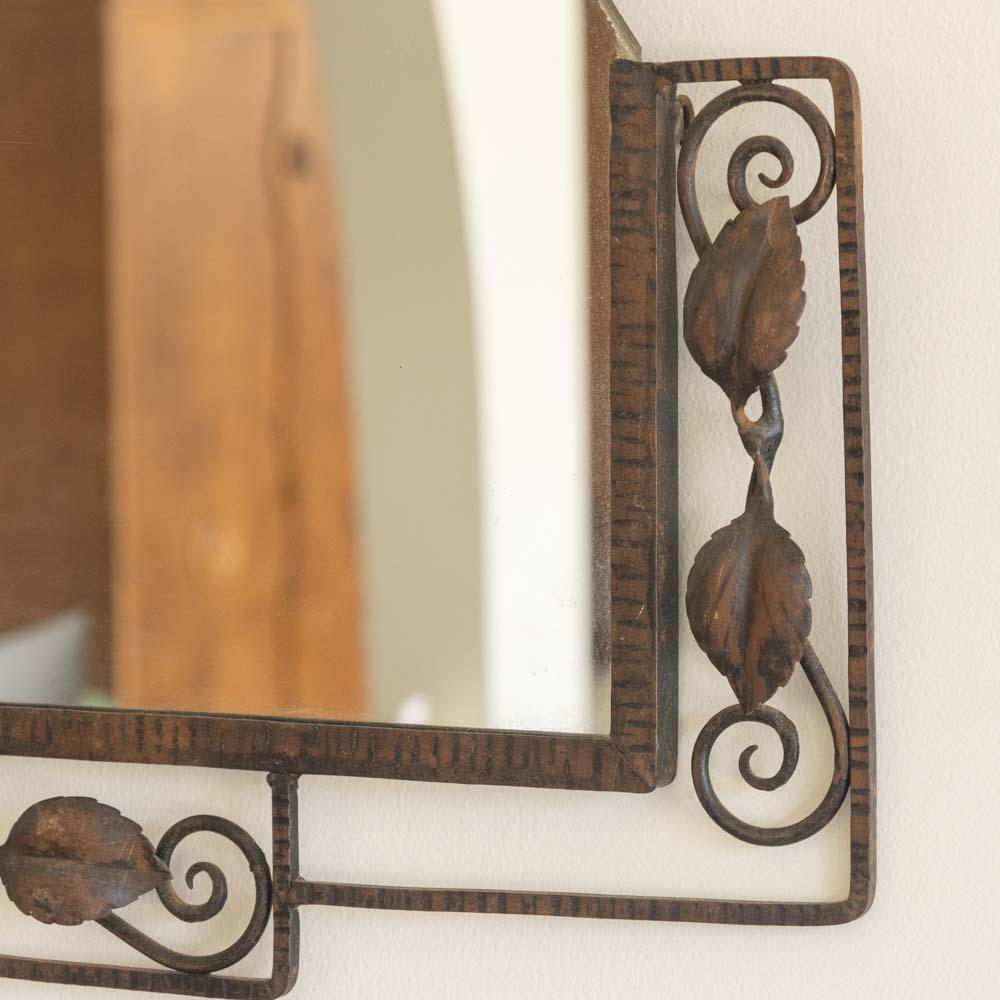 Miroir à feuilles en fer Art Nouveau en vente 1