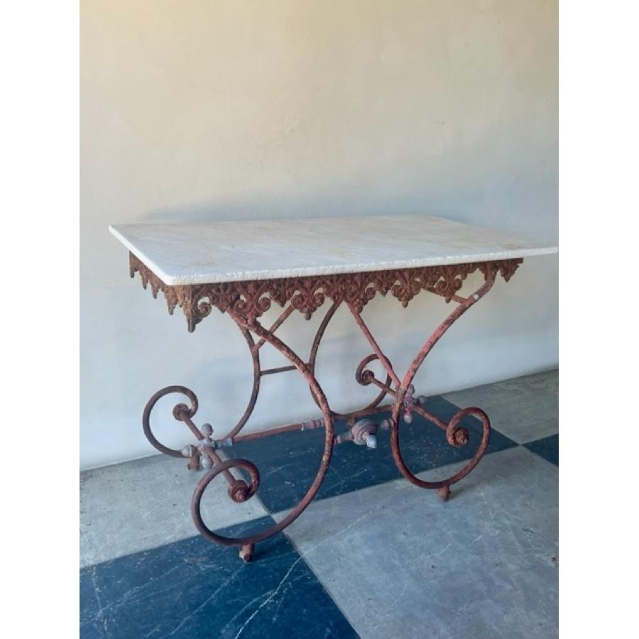Französischer Baker''s-Tisch aus Eisen mit Marmoraufsatz, 19. Jahrhundert, FR-0139 im Zustand „Relativ gut“ im Angebot in Scottsdale, AZ