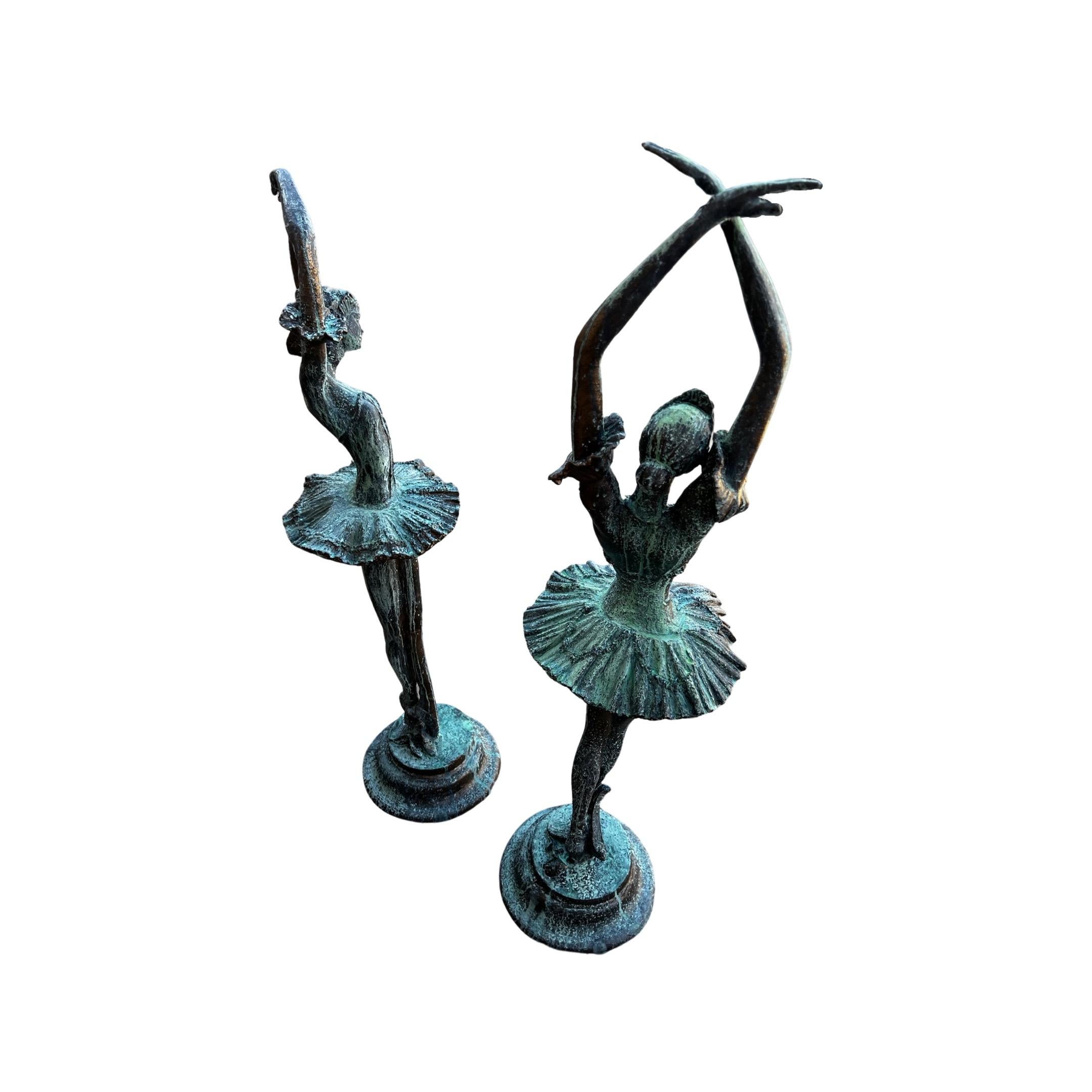 Paar Ballerina-Skulpturen. Hergestellt aus Eisen mit Bronze-Finish.