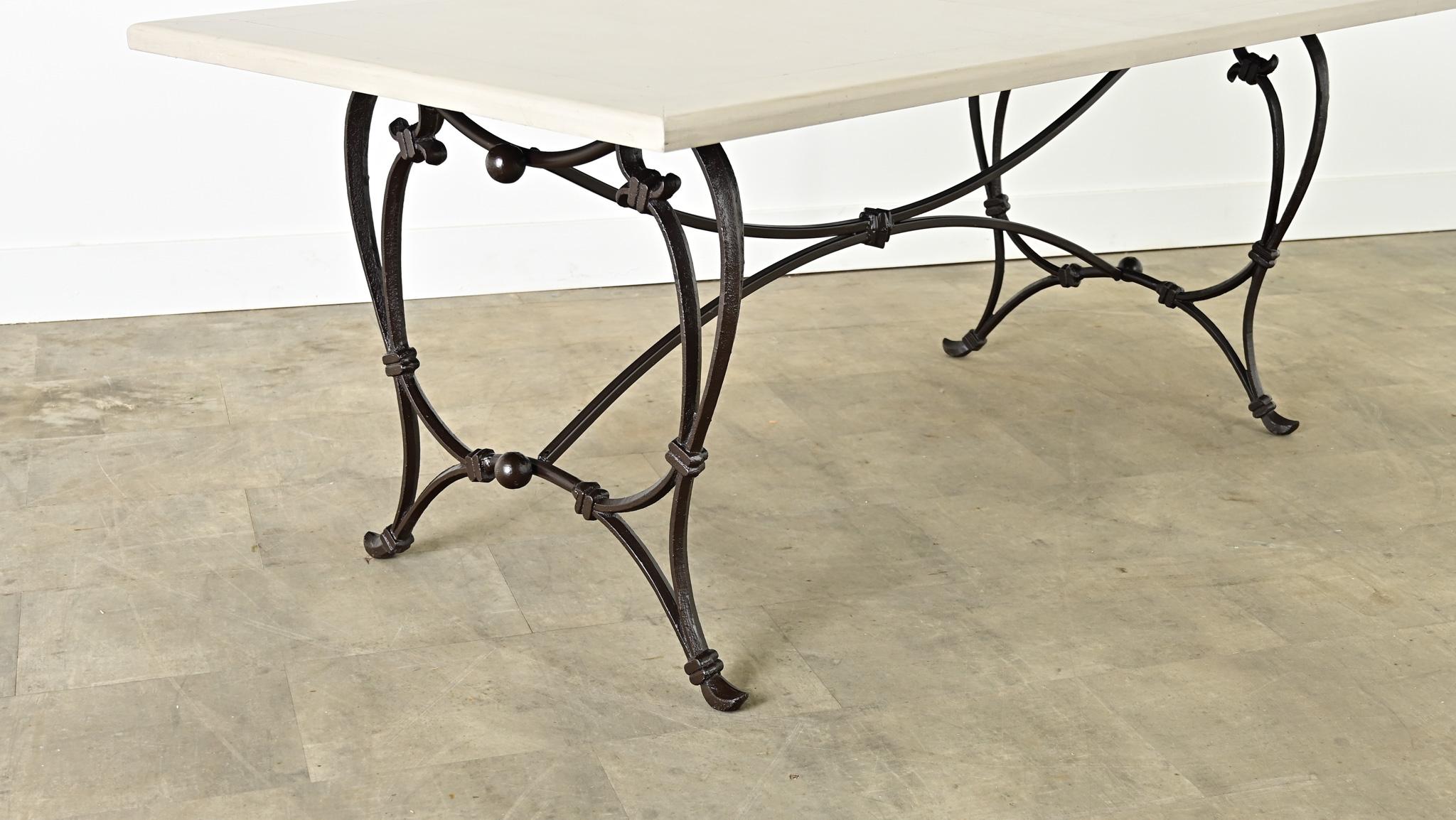 Tavolo da pranzo francese con base in ferro e piano in Wood dipinto in vendita 6