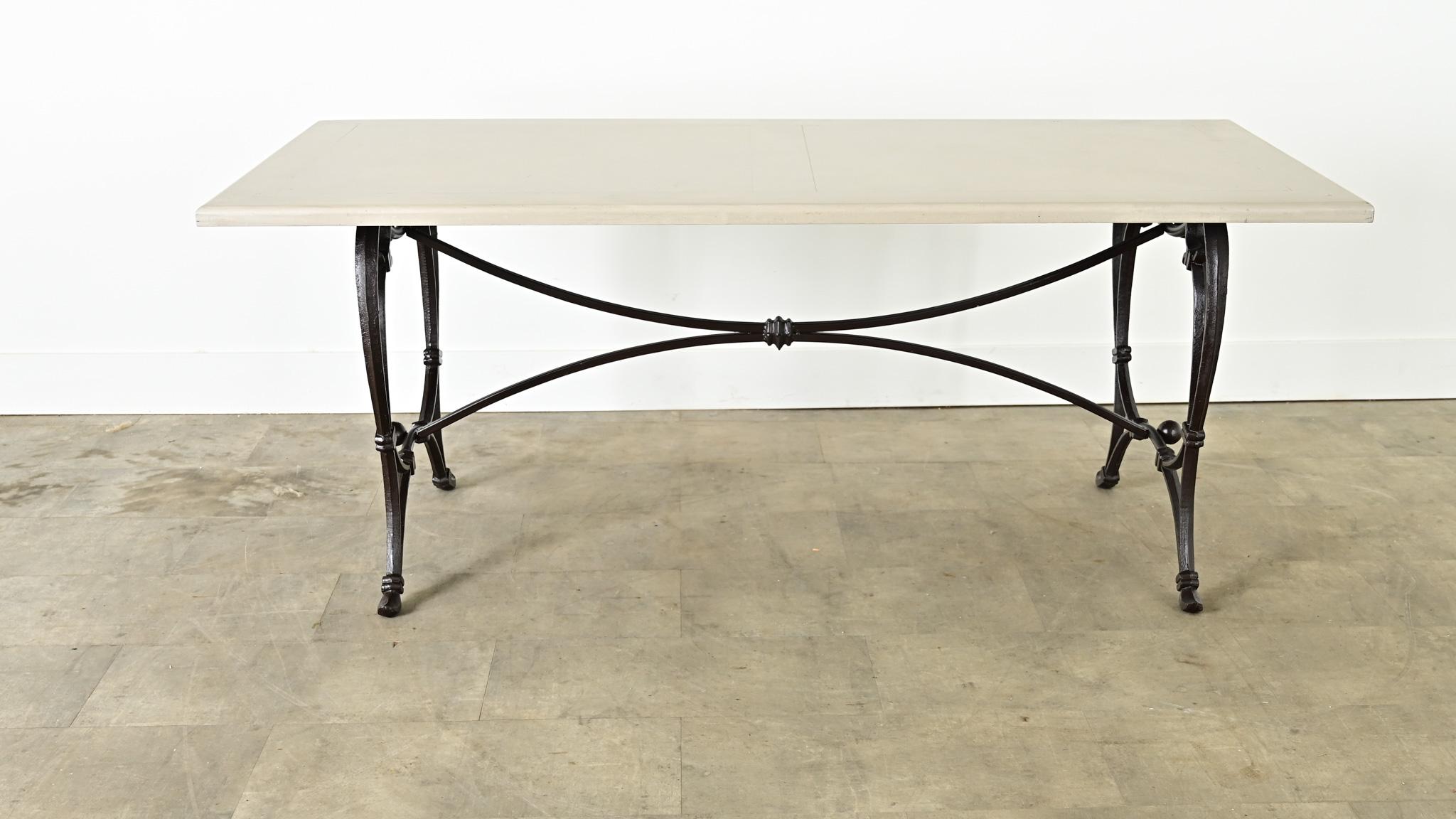 Lasciati perdere nei dettagli espressivi dell'Art Nouveau di questo tavolo da pranzo francese vintage, caratterizzato da un'ampia base in ghisa e da una superficie in legno verniciato (grigio francese). L'ampia superficie da pranzo è di colore