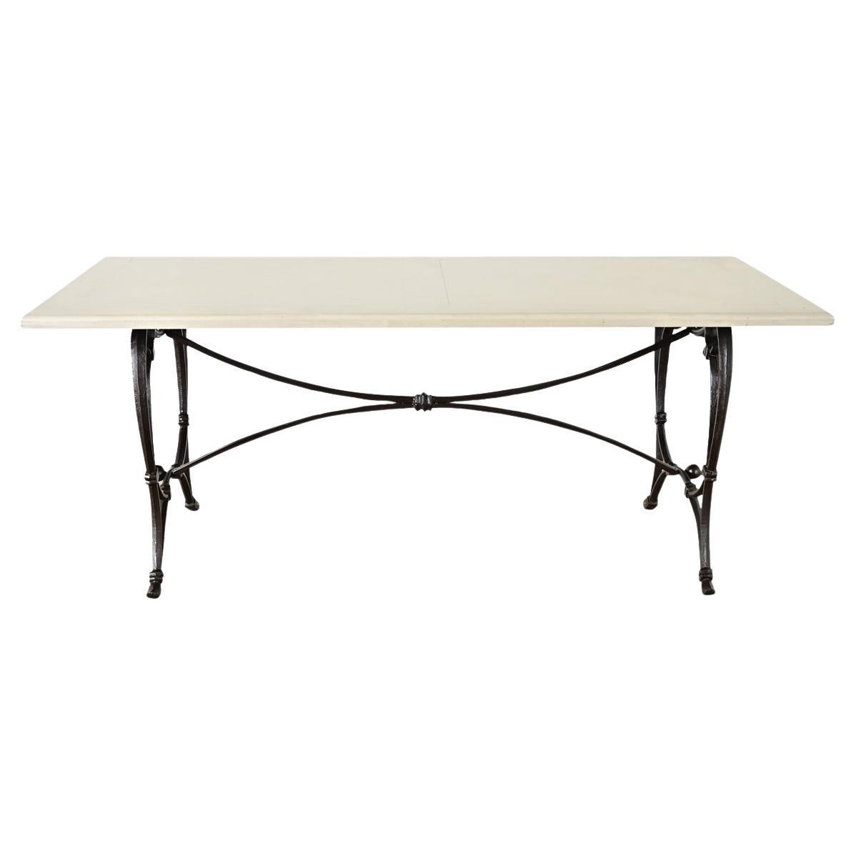 Tavolo da pranzo francese con base in ferro e piano in Wood dipinto in vendita