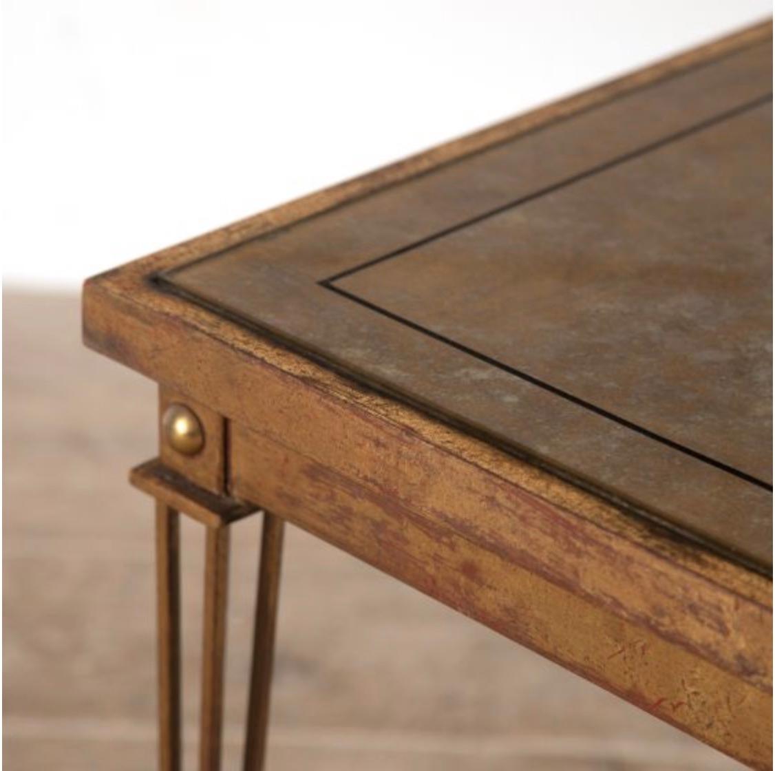 Table basse française inhabituelle, vers les années 1950. 

Le plateau en verre est entouré d'un cadre en acajou et repose sur d'élégants pieds effilés à deux tiges. 

Cette table est très fine et légère, tant par ses proportions que par son design.