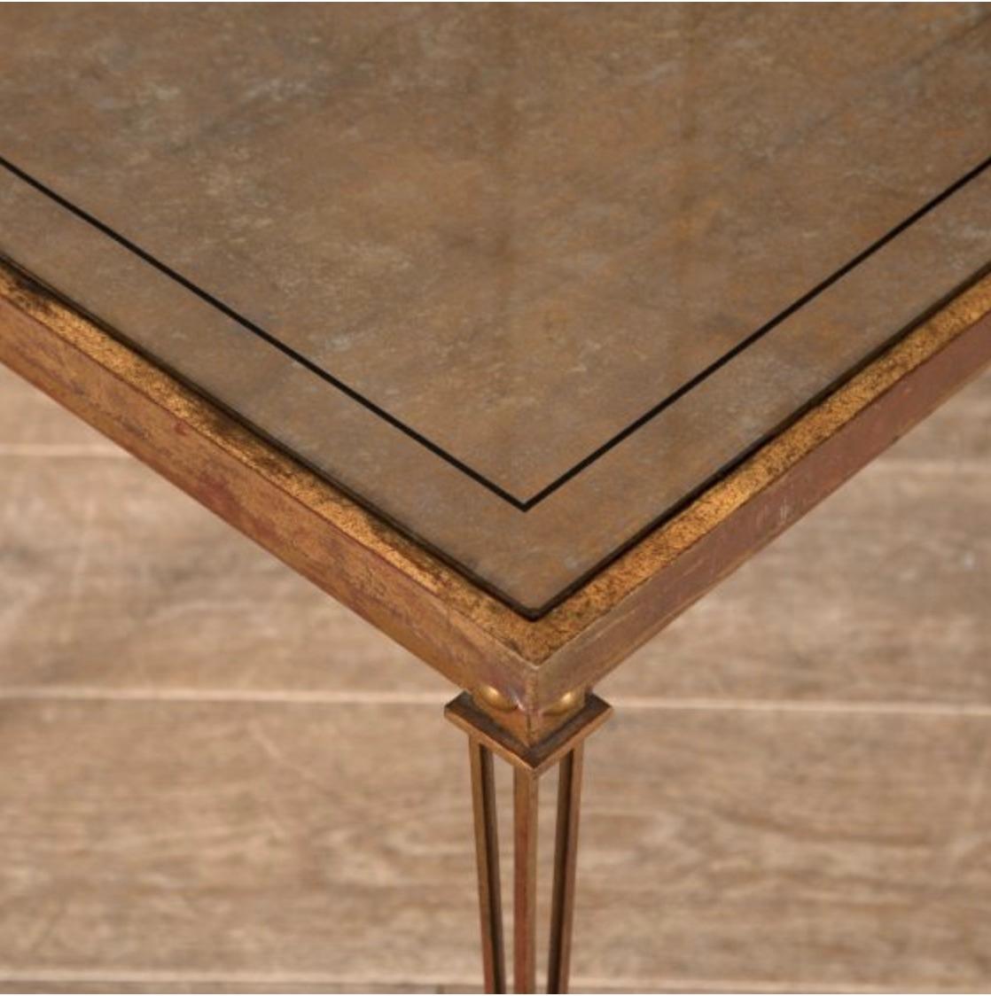 Français Table basse française à base en fer en vente