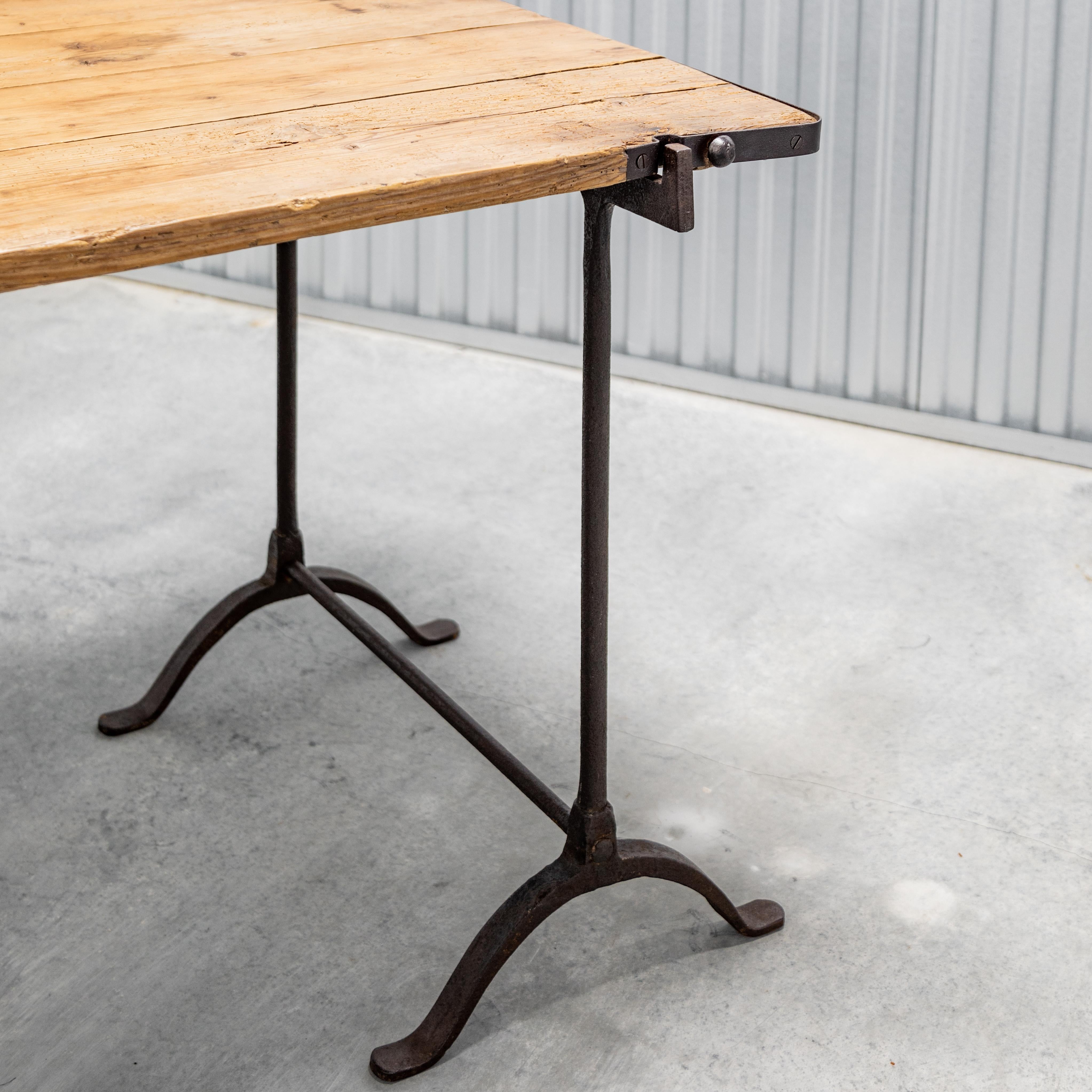 Table à base en fer français en vente 6