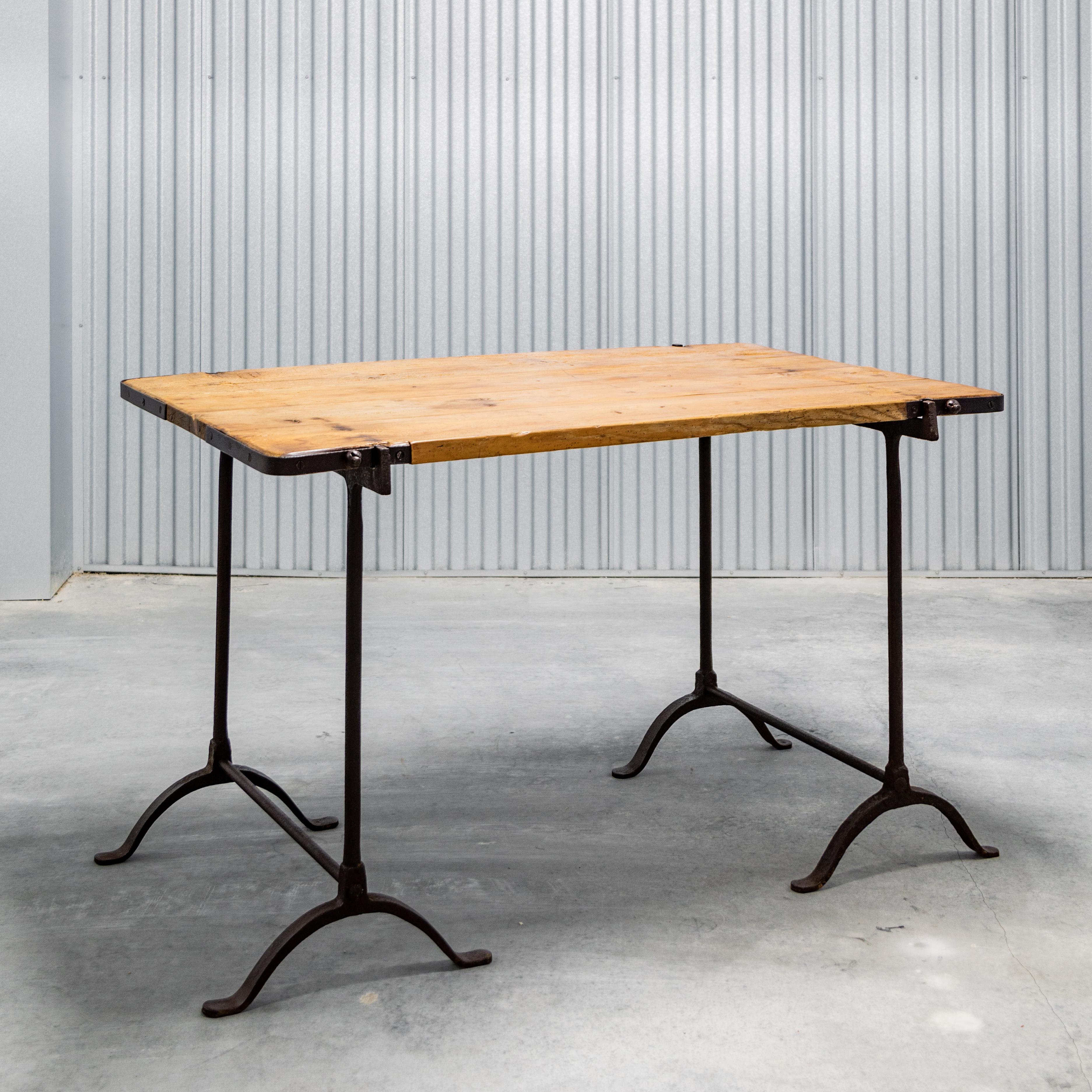 Table à base en fer français Bon état - En vente à West Hollywood, CA