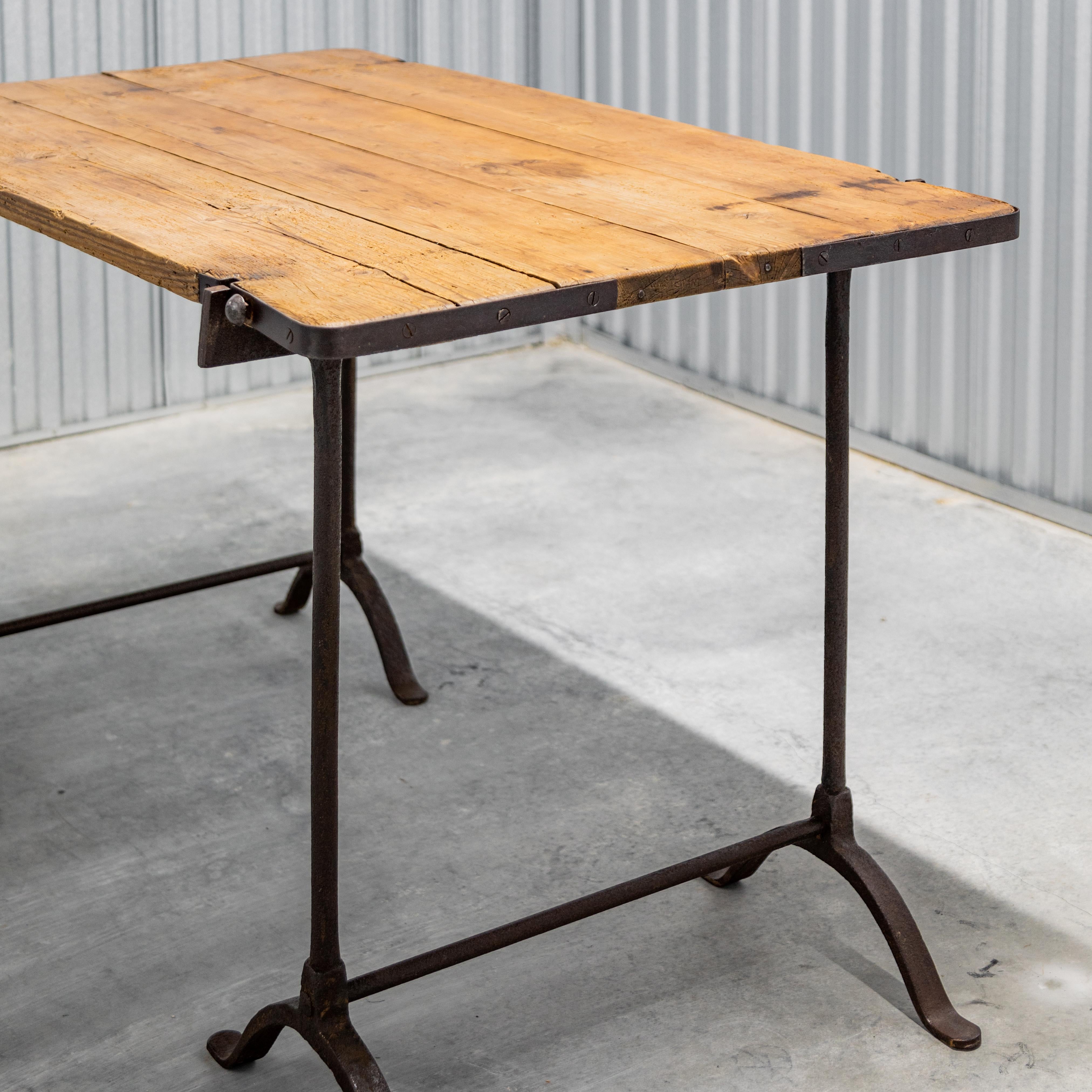 Métal Table à base en fer français en vente