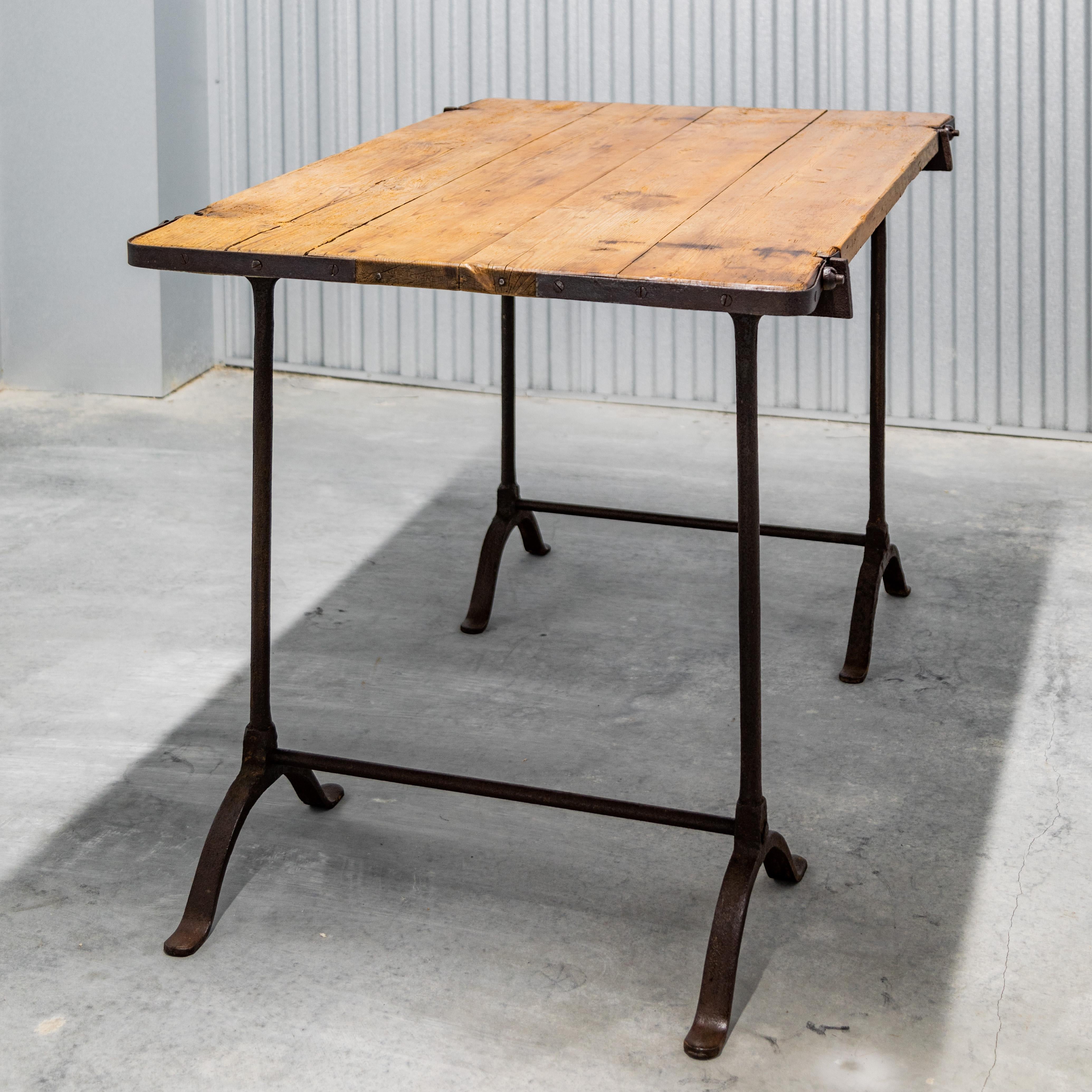 Table à base en fer français en vente 1