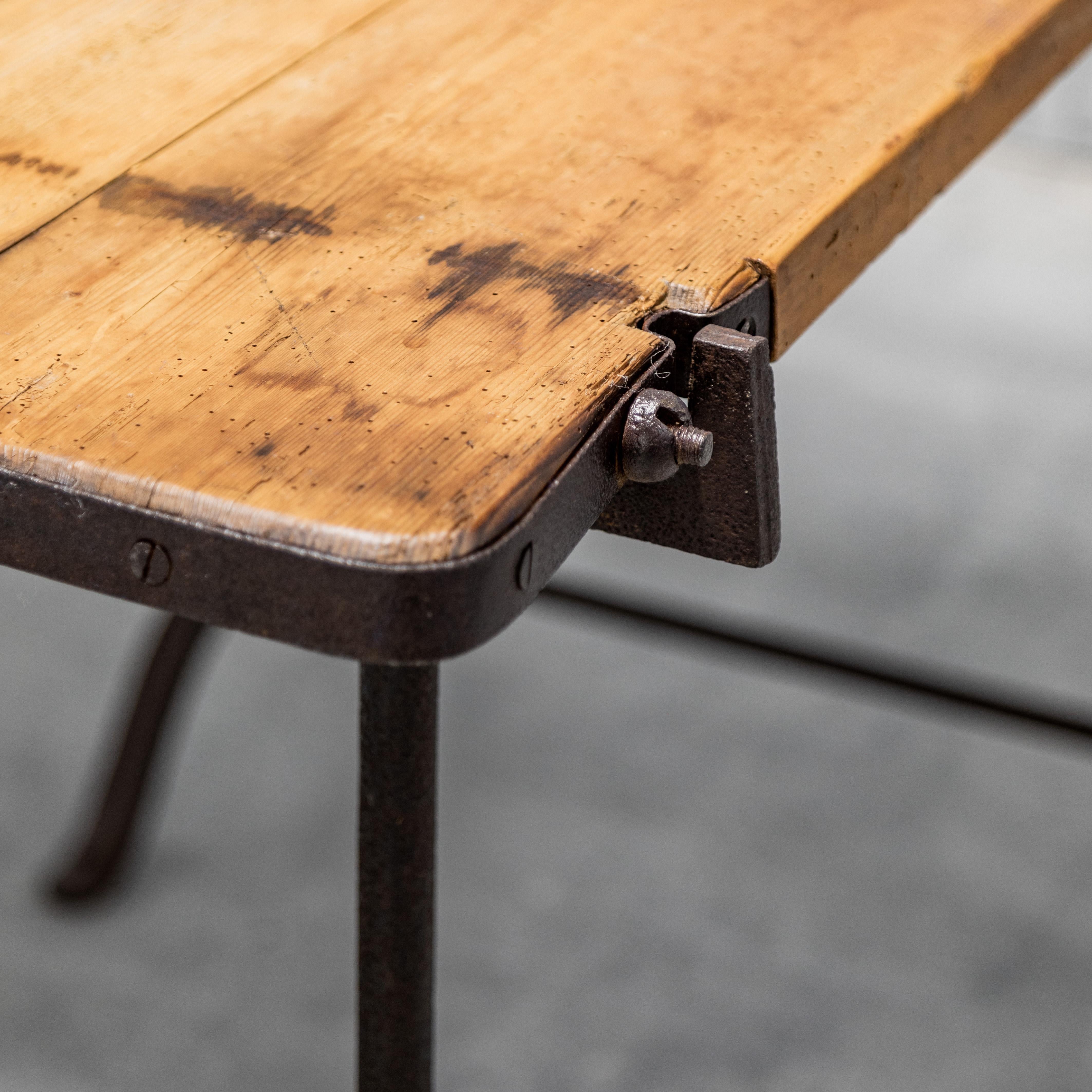 Table à base en fer français en vente 2