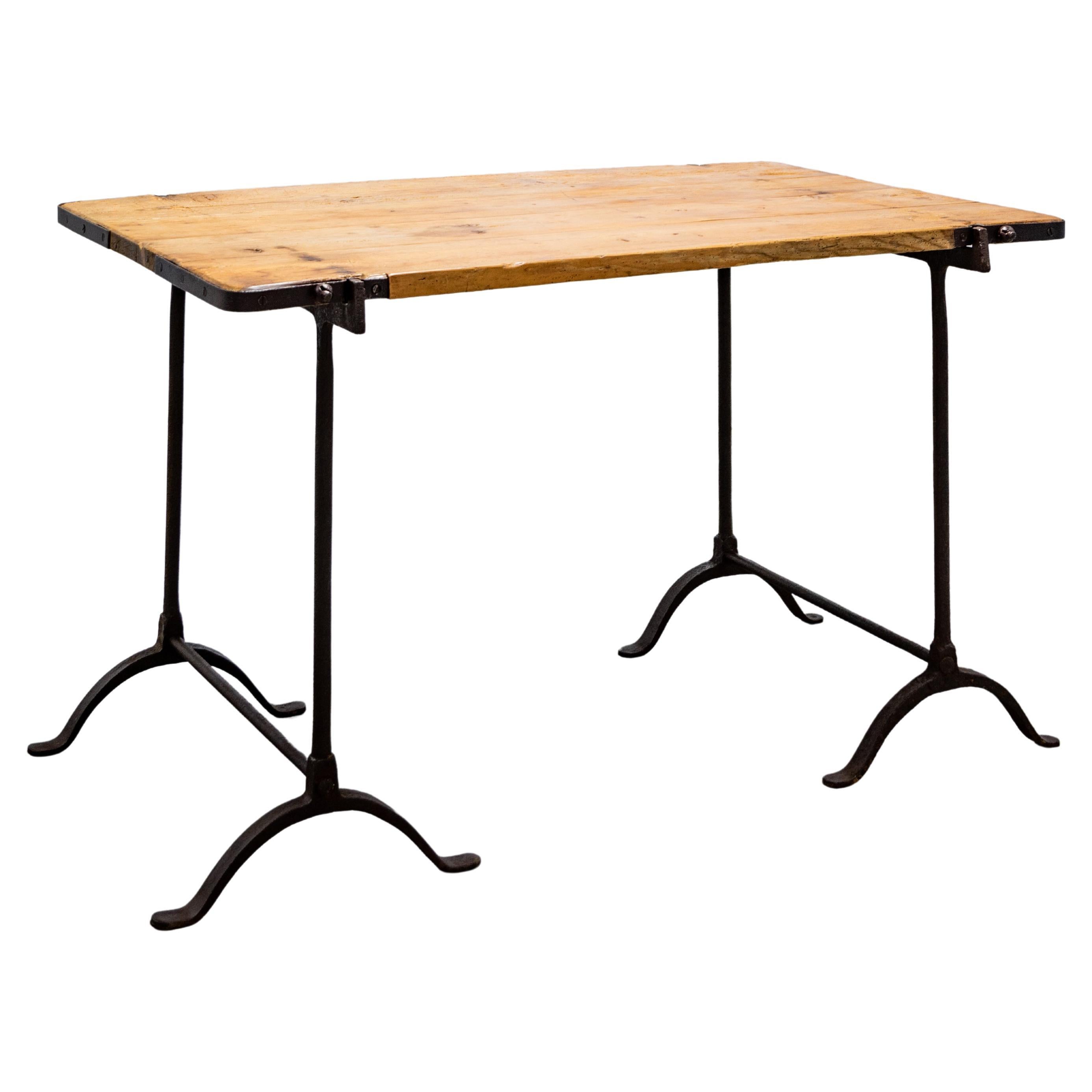 Table à base en fer français en vente