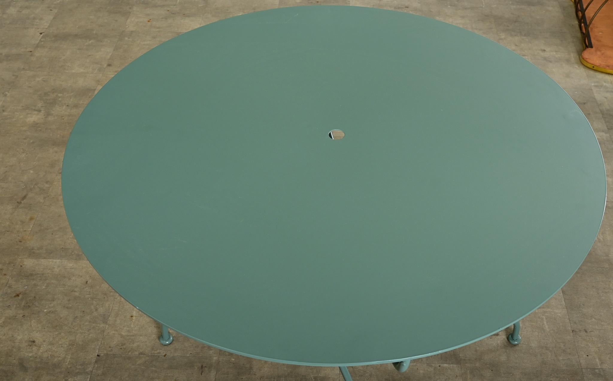 Französischer Eisen-Bistrotisch mit neuer Pulverbeschichtung im Angebot 3