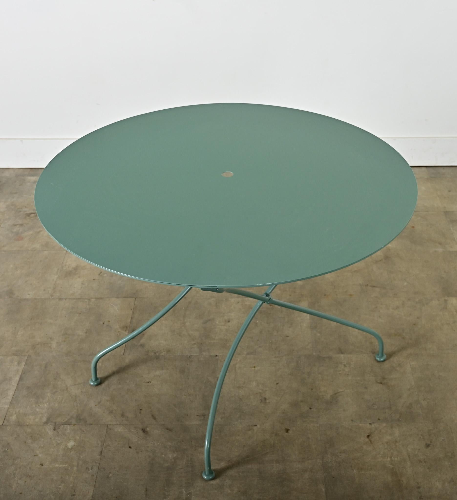 Französischer Eisen-Bistrotisch mit neuer Pulverbeschichtung im Zustand „Gut“ im Angebot in Baton Rouge, LA