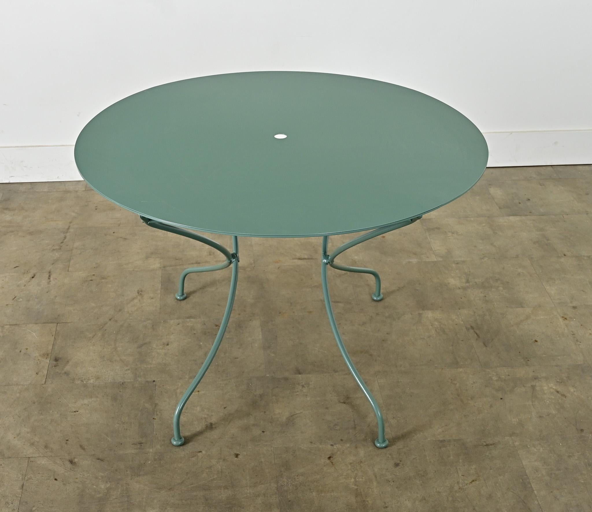 Französischer Eisen-Bistrotisch mit neuer Pulverbeschichtung im Angebot 1