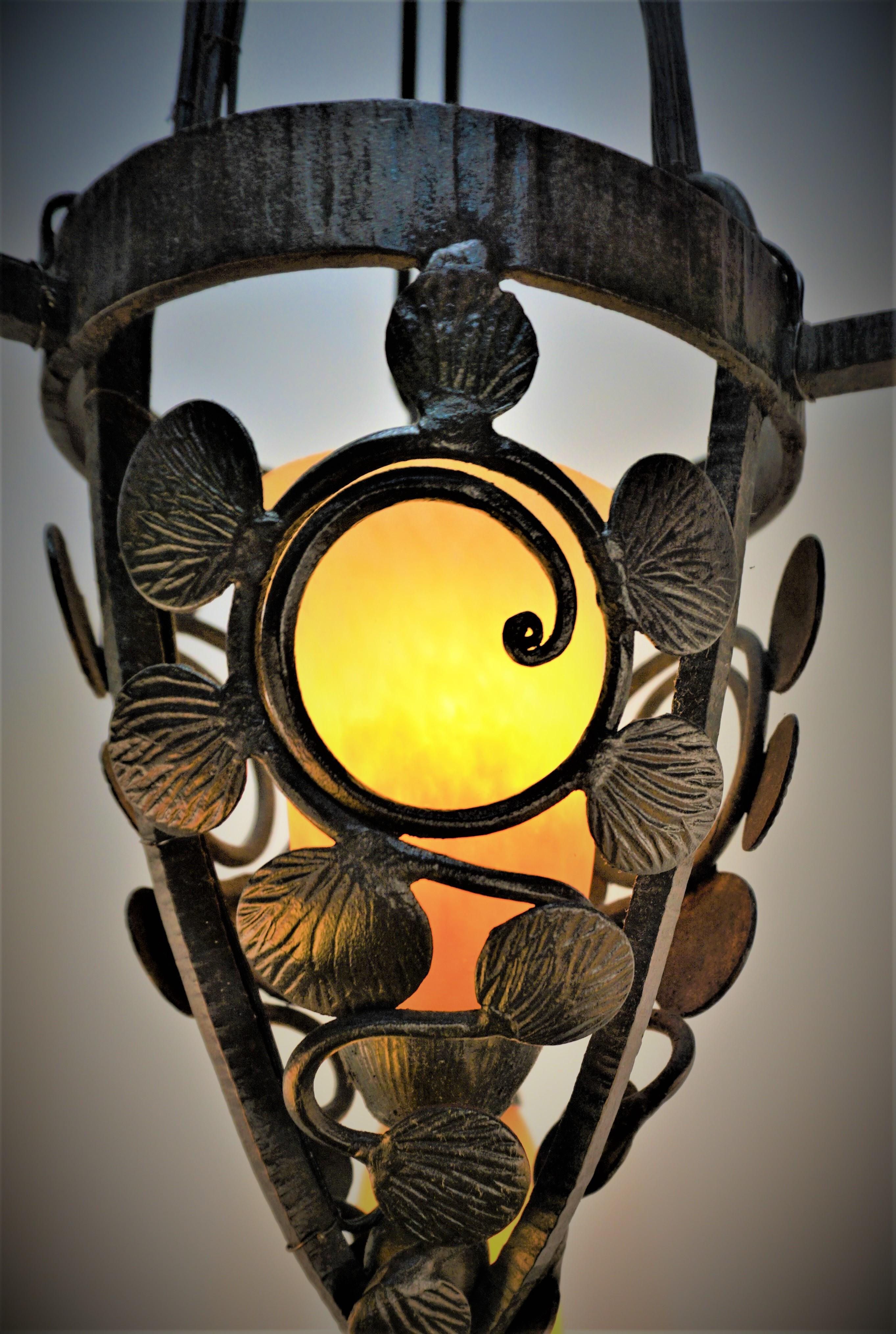 Französischer Art-Déco-Kronleuchter aus mundgeblasenem Eisenglas aus Eisen von Charles Schneider  im Zustand „Gut“ im Angebot in Fairfax, VA