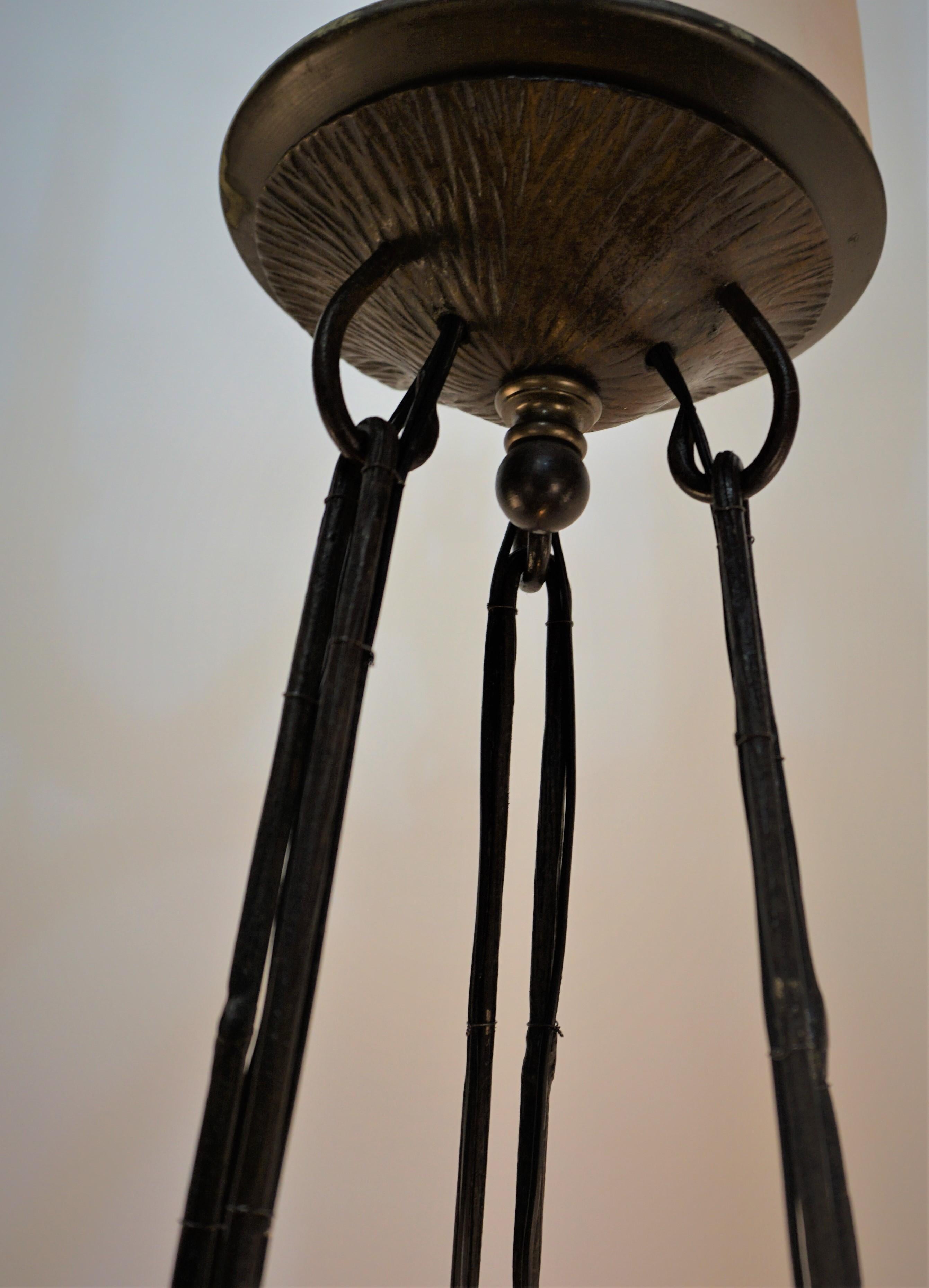 Französischer Art-Déco-Kronleuchter aus mundgeblasenem Eisenglas aus Eisen von Charles Schneider  (Frühes 20. Jahrhundert) im Angebot