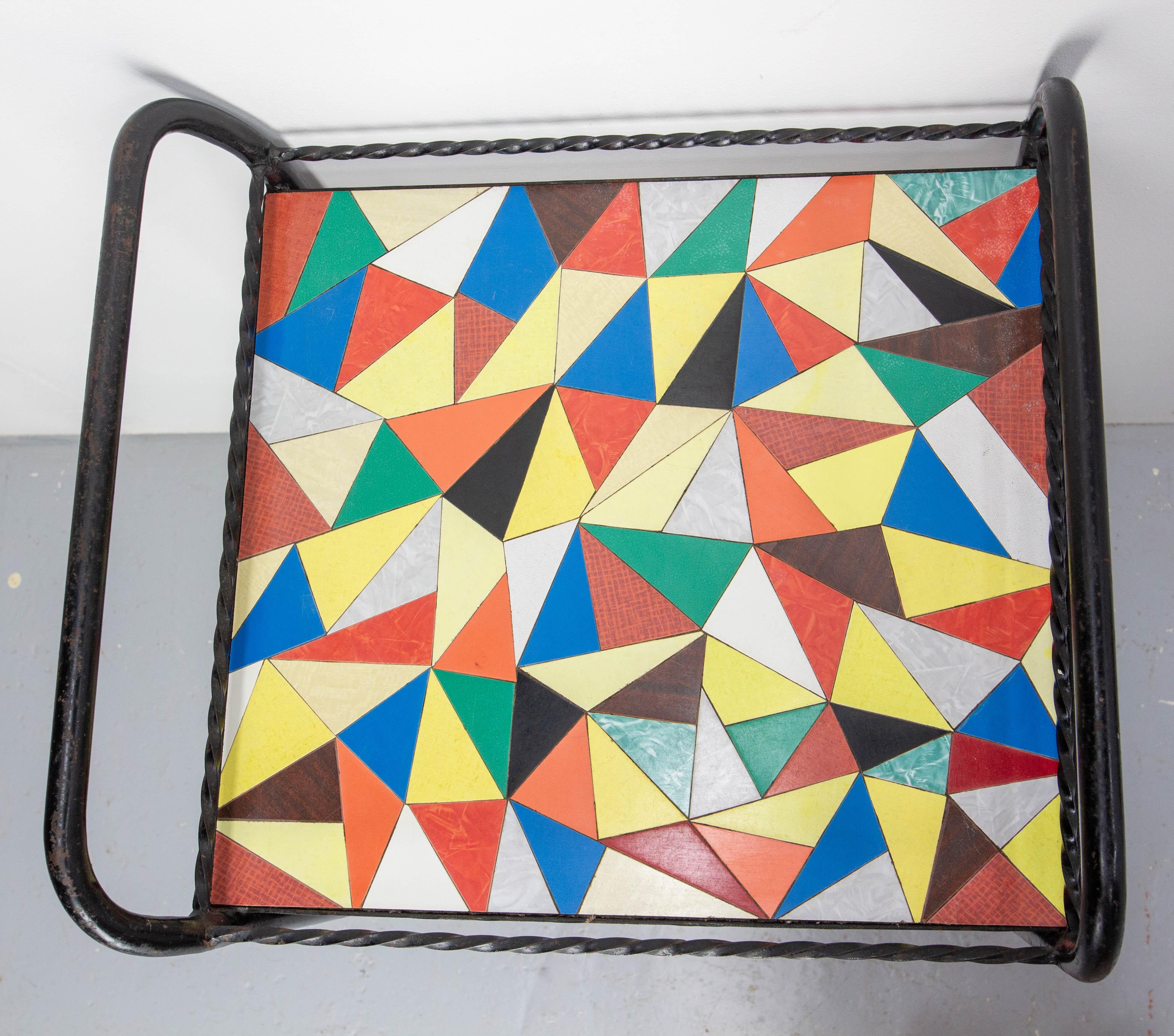 Français Table de chevet française en fer et céramique avec roulettes, table d'appoint Desserte, 1960 en vente