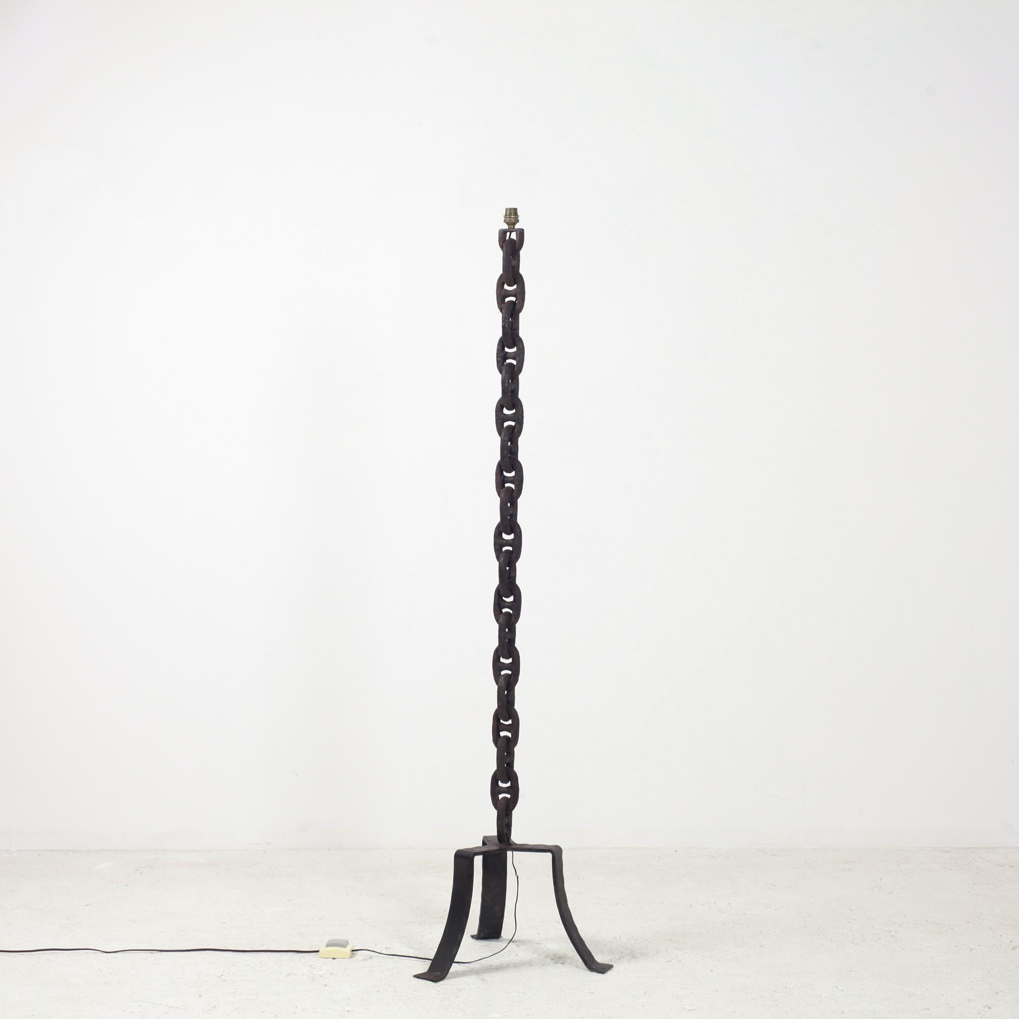 Lampadaire brutaliste sculptural en fer à maillons de chaîne France circa 1950
Les maillons verticaux de la chaîne en fer soudé sont soutenus par une base en fer tripode.
Lourd et stable. En excellent état vintage avec une usure minimale et une