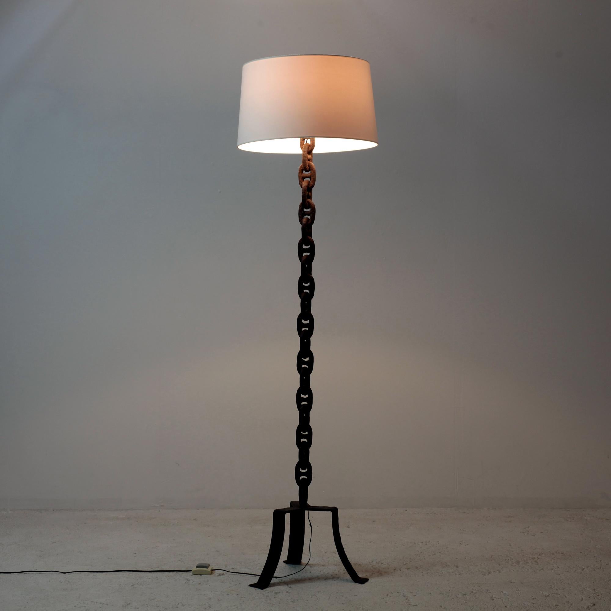 Mid-Century Modern Lampadaire en fer à maillons de chaîne circa 1950 en vente