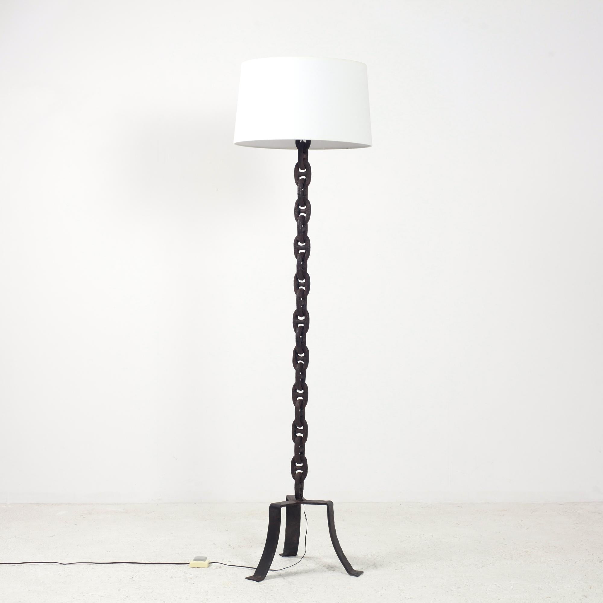 Français Lampadaire en fer à maillons de chaîne circa 1950 en vente