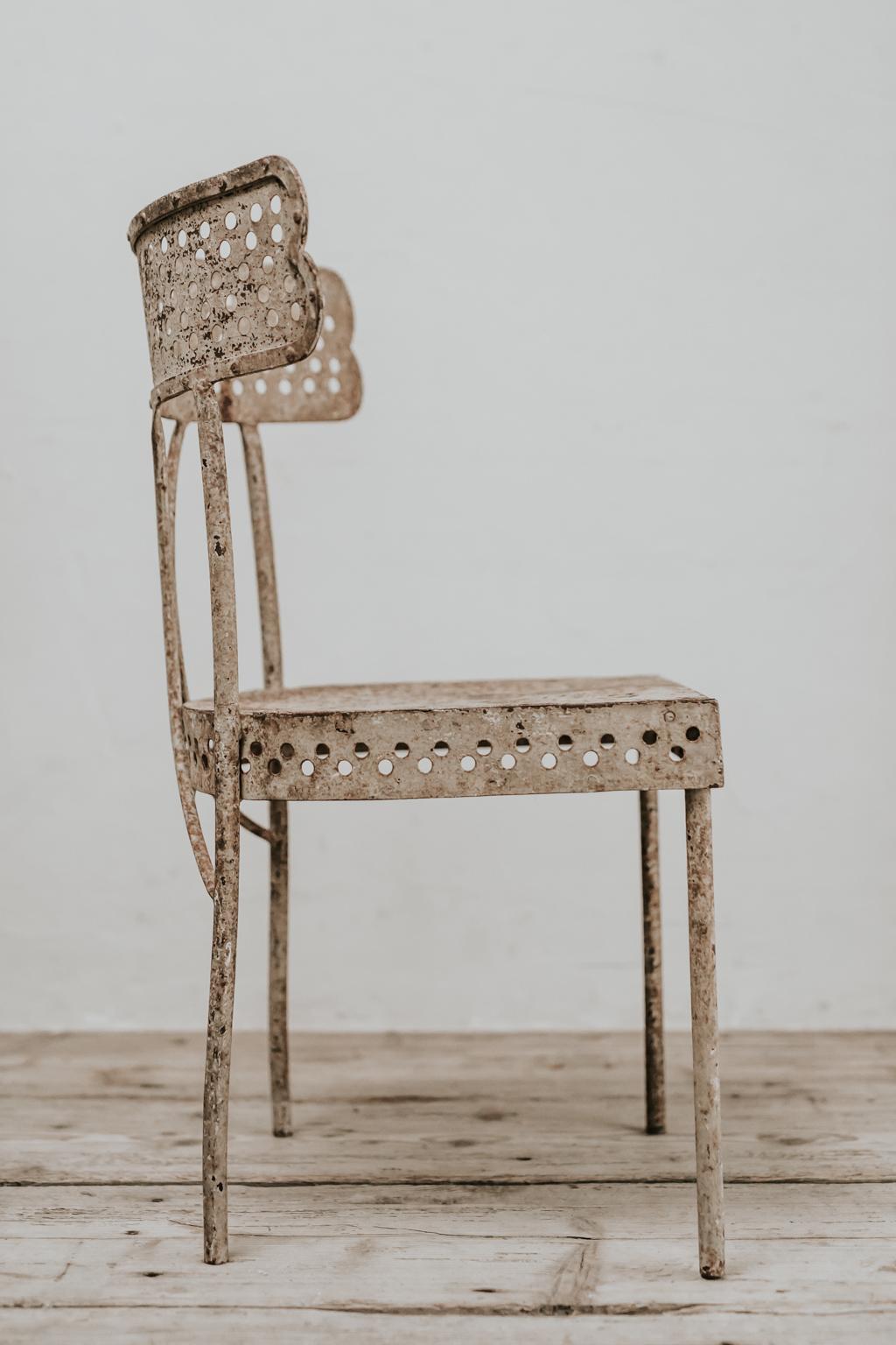 Ein skurriles, sehr ungewöhnliches Modell eines französischen Gartenstuhls aus Eisen, der sowohl drinnen als auch draußen verwendet werden kann, sehr charmant!