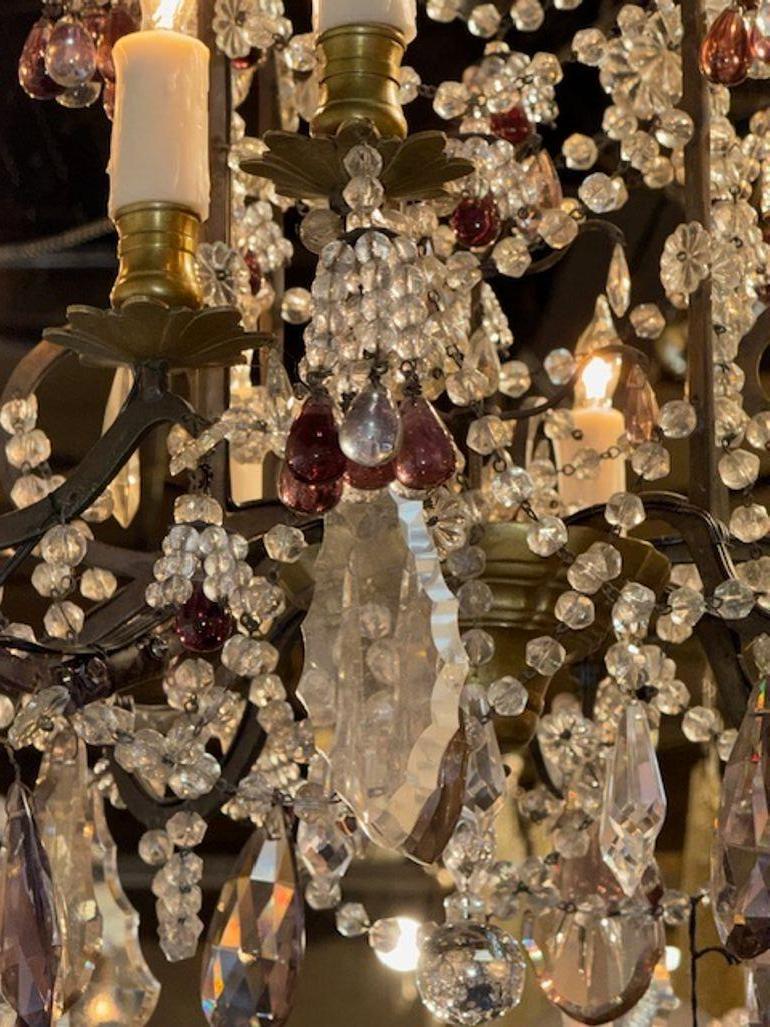 Lampadario francese della fine del XIX secolo in ferro e cristallo con uva ametista. Circa 1880. Il lampadario è stato ricablato professionalmente e viene fornito con catena e baldacchino coordinati. È pronto per essere appeso! 28h x 25w