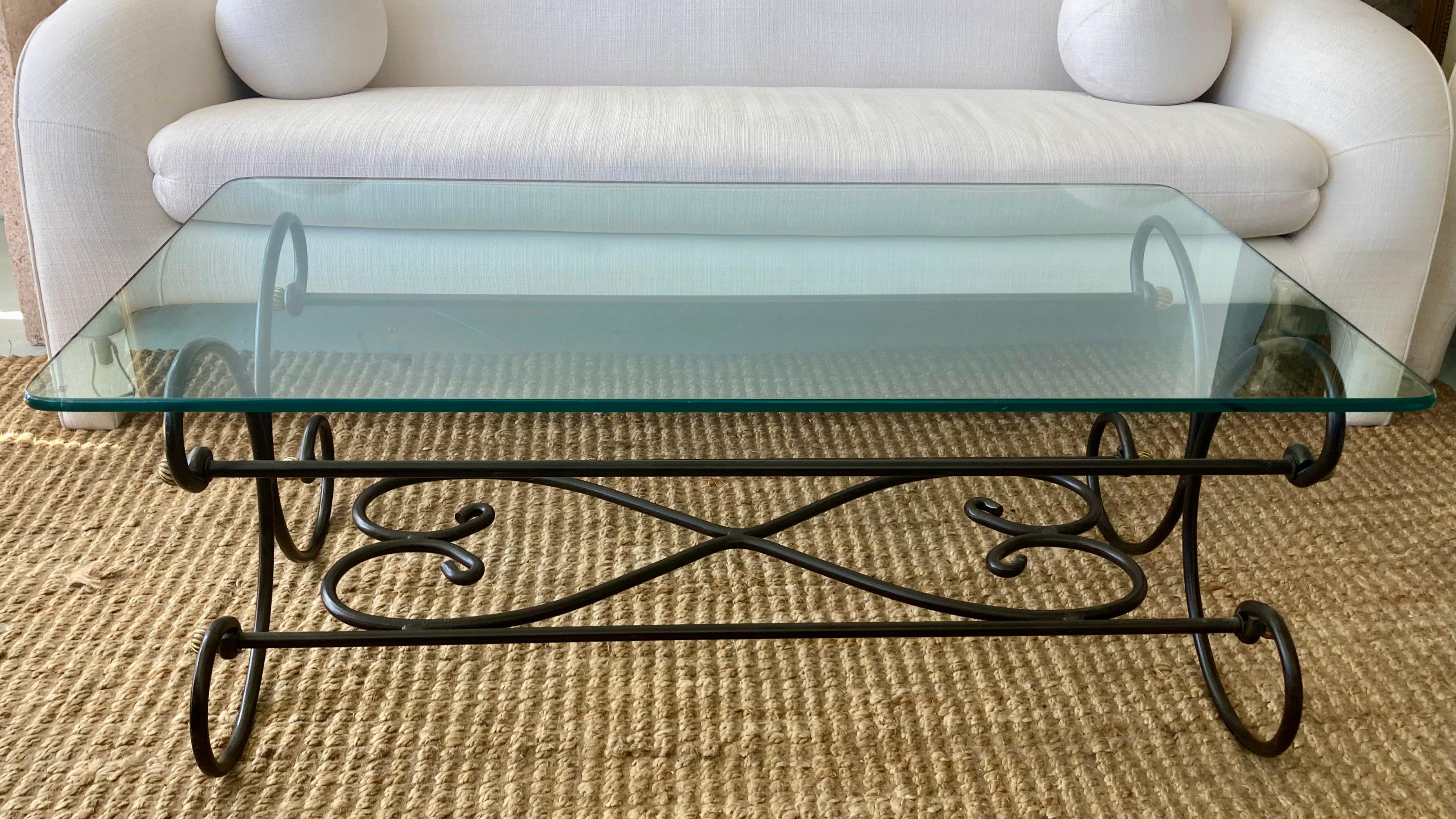 Table basse traditionnelle française en fer avec plateau en verre. Des détails en fer étonnants avec des courbes douces et des extrémités en laiton contrastées. Ajoutez un peu de style français à votre maison.