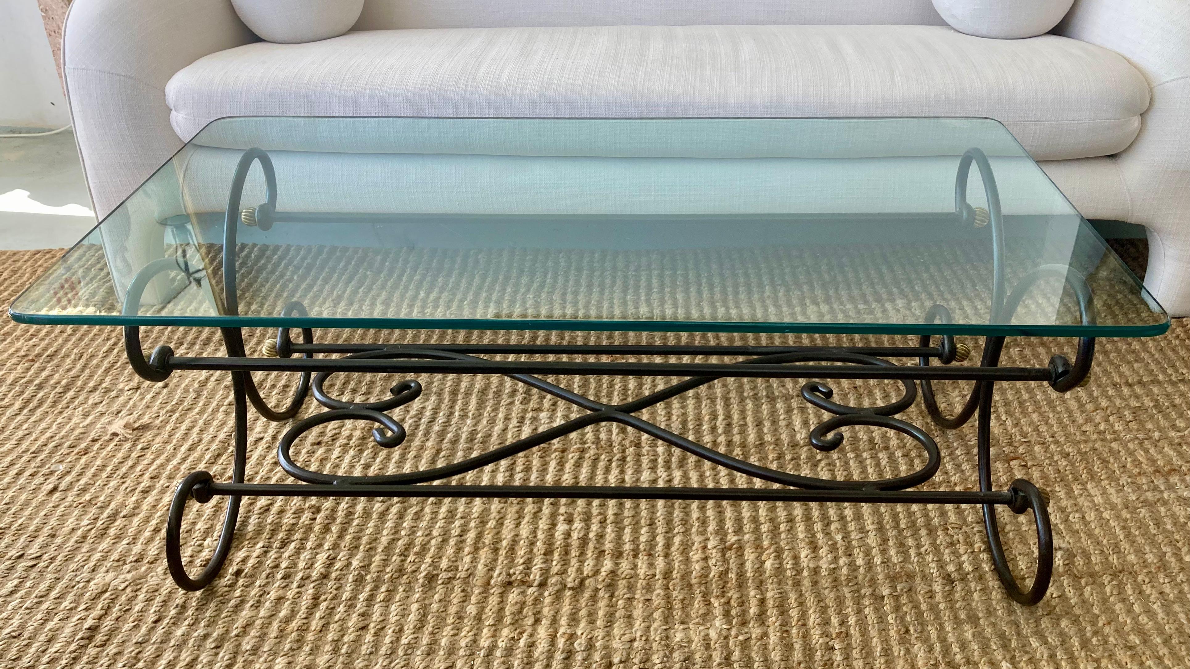 Français Table basse française avec plateau en verre en vente