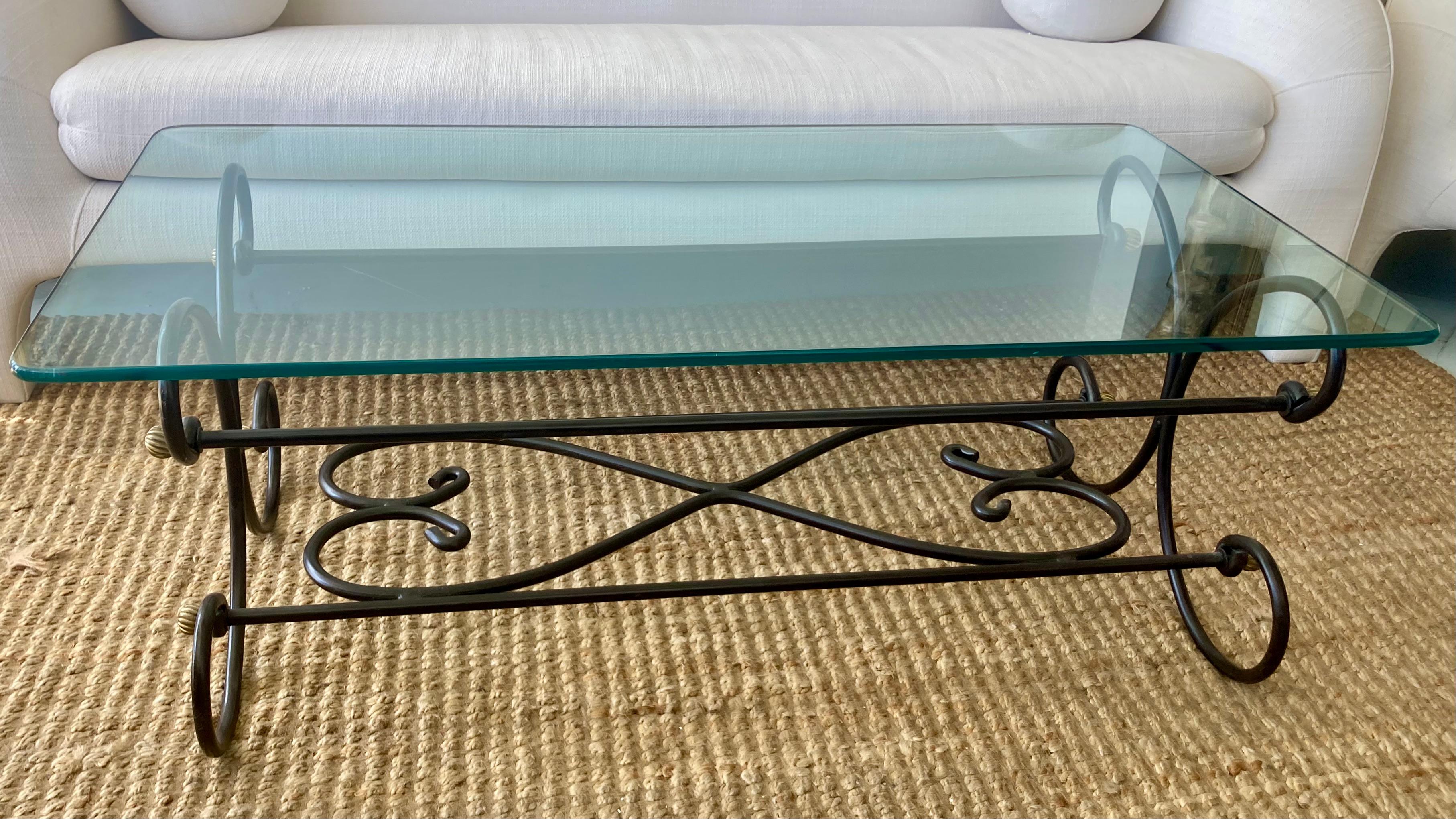 Table basse française avec plateau en verre Bon état - En vente à Los Angeles, CA