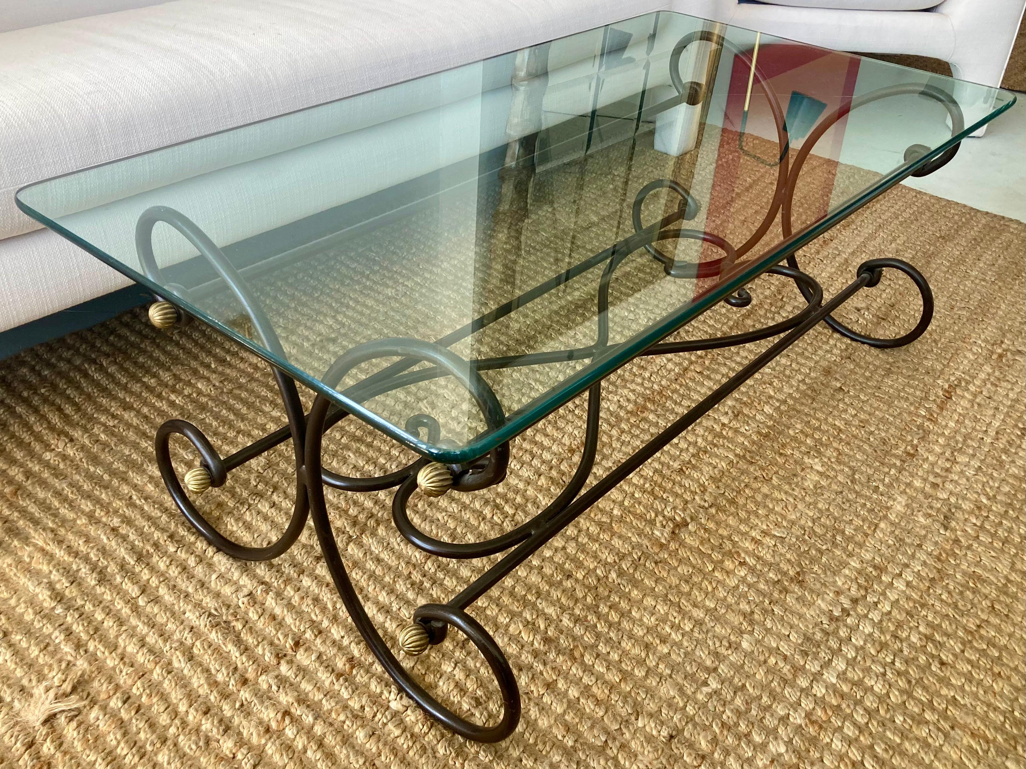 20ième siècle Table basse française avec plateau en verre en vente
