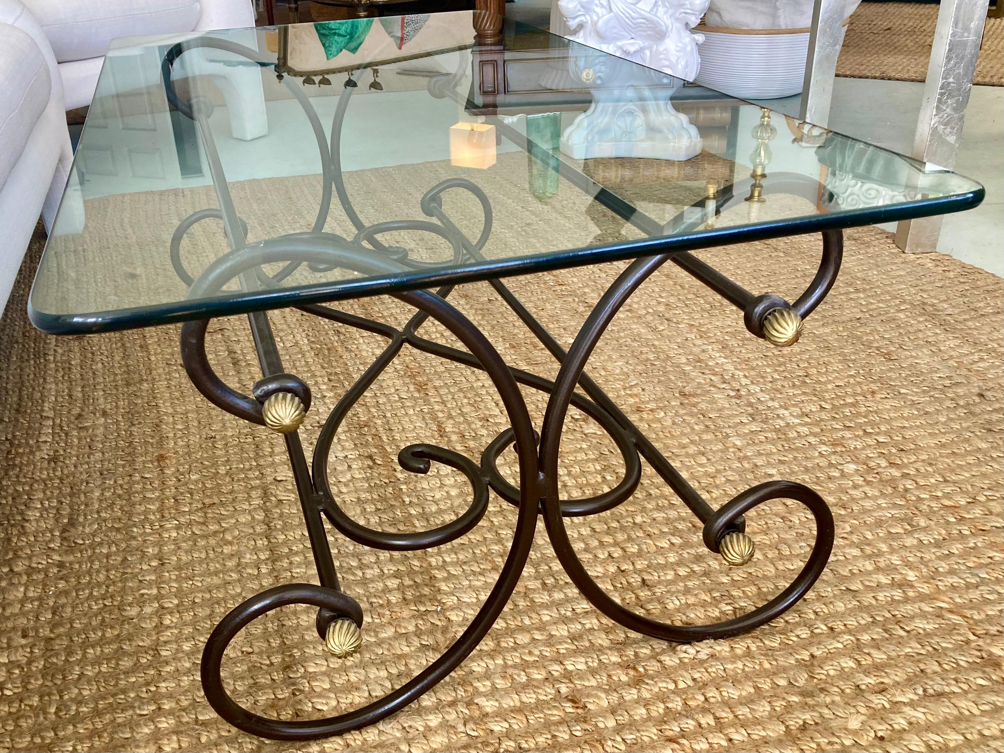 Table basse française avec plateau en verre en vente 1