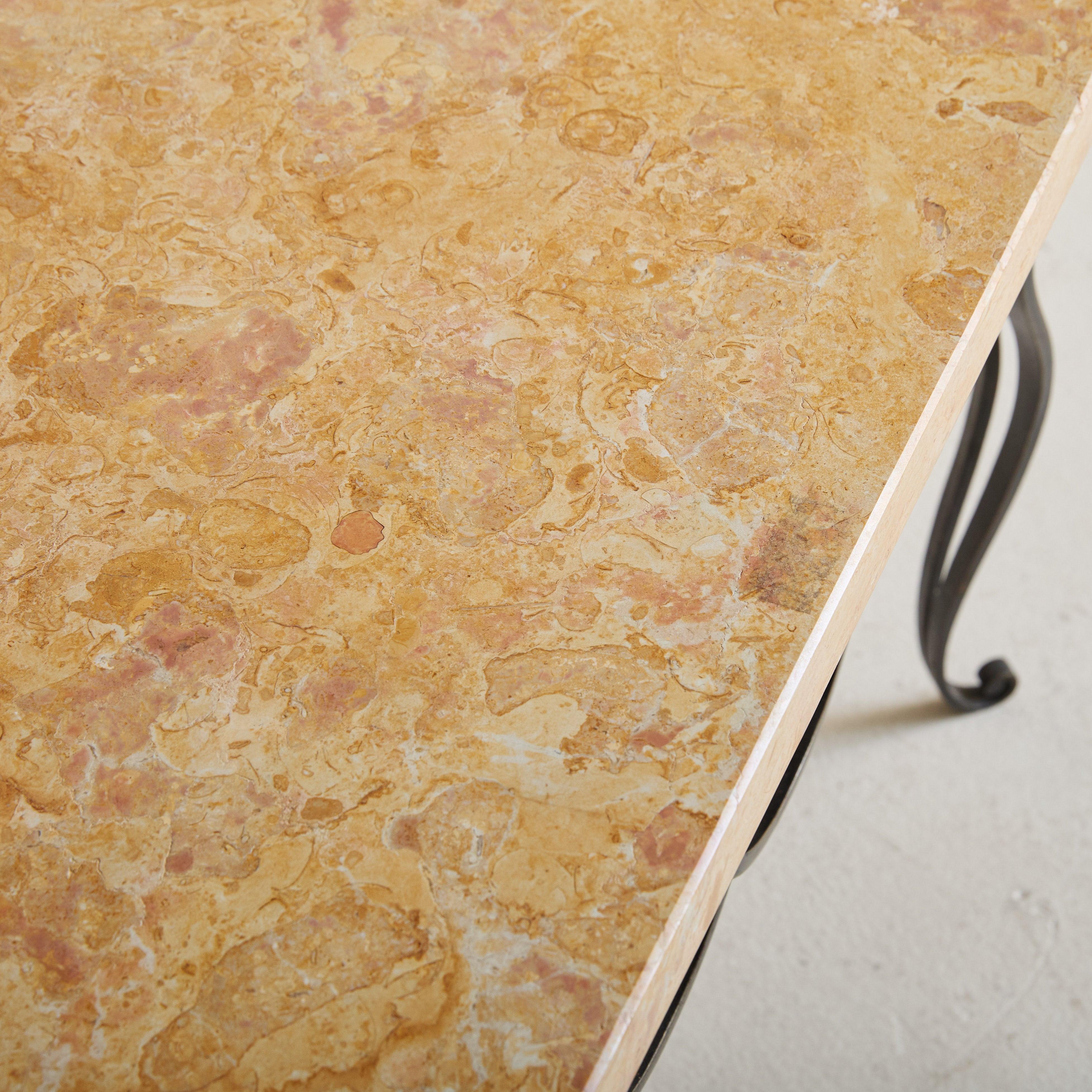 Mesa de centro francesa de hierro con tapa de mármol ocre, años 50 en venta 3