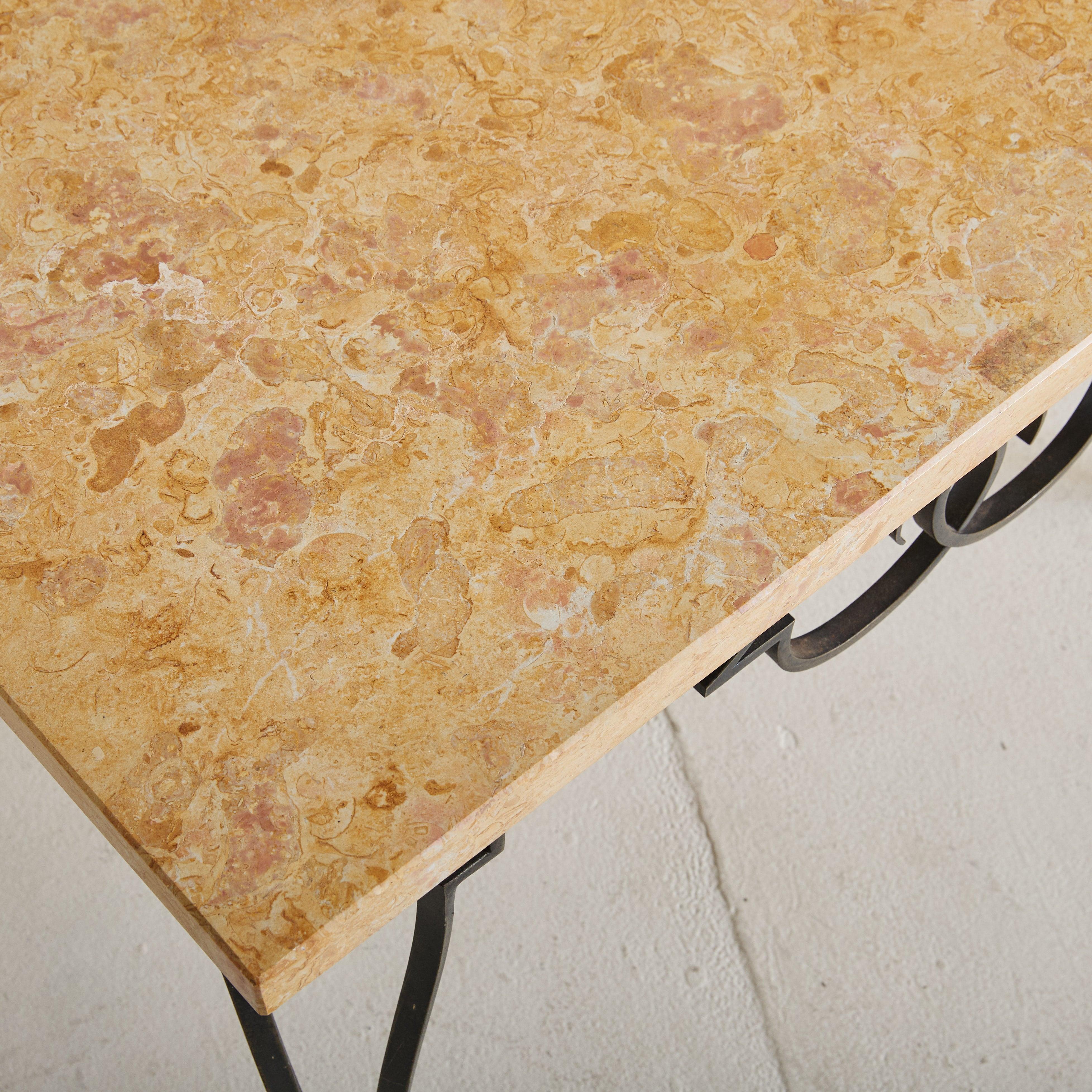 Mesa de centro francesa de hierro con tapa de mármol ocre, años 50 Francés en venta