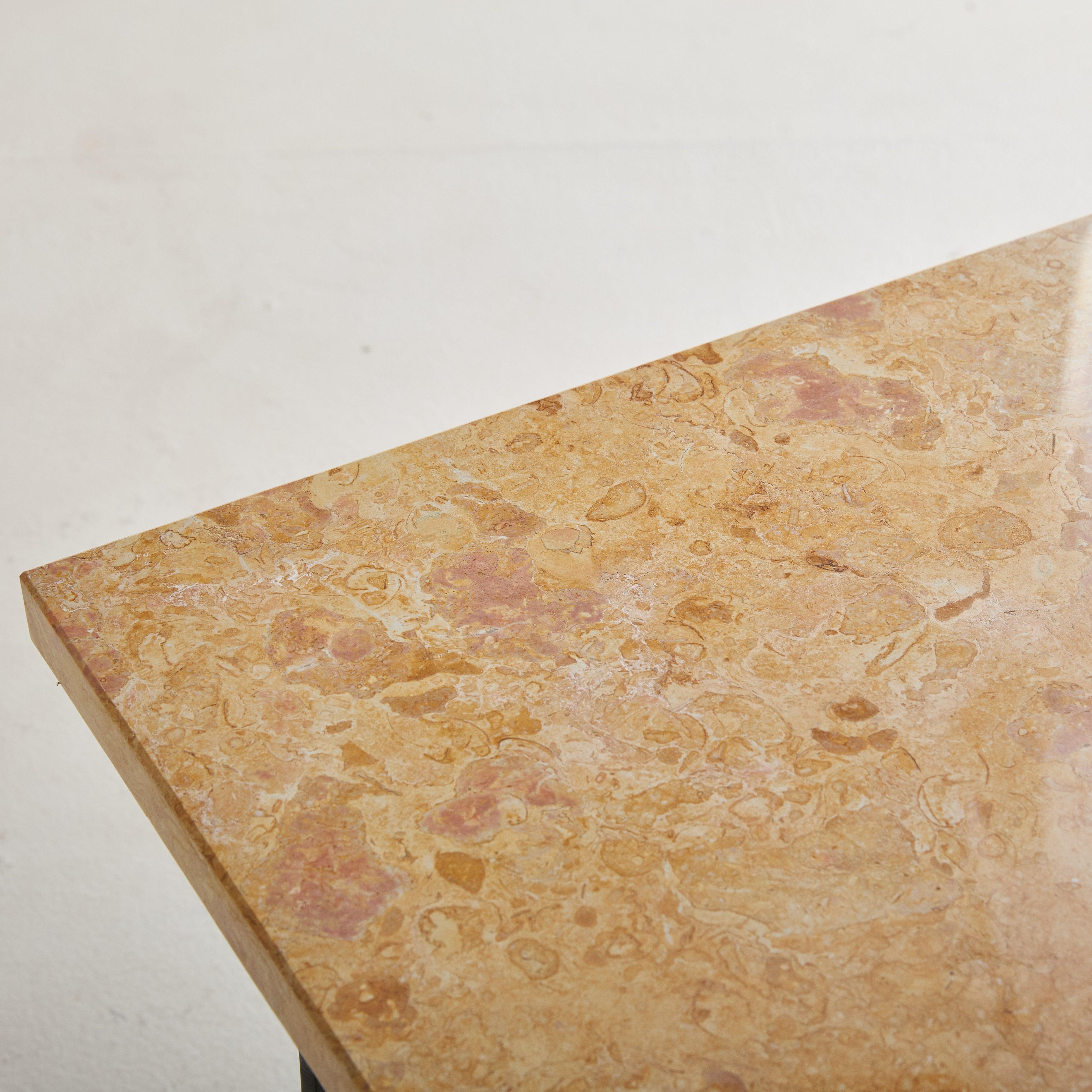 Mesa de centro francesa de hierro con tapa de mármol ocre, años 50 en Bueno estado para la venta en Chicago, IL