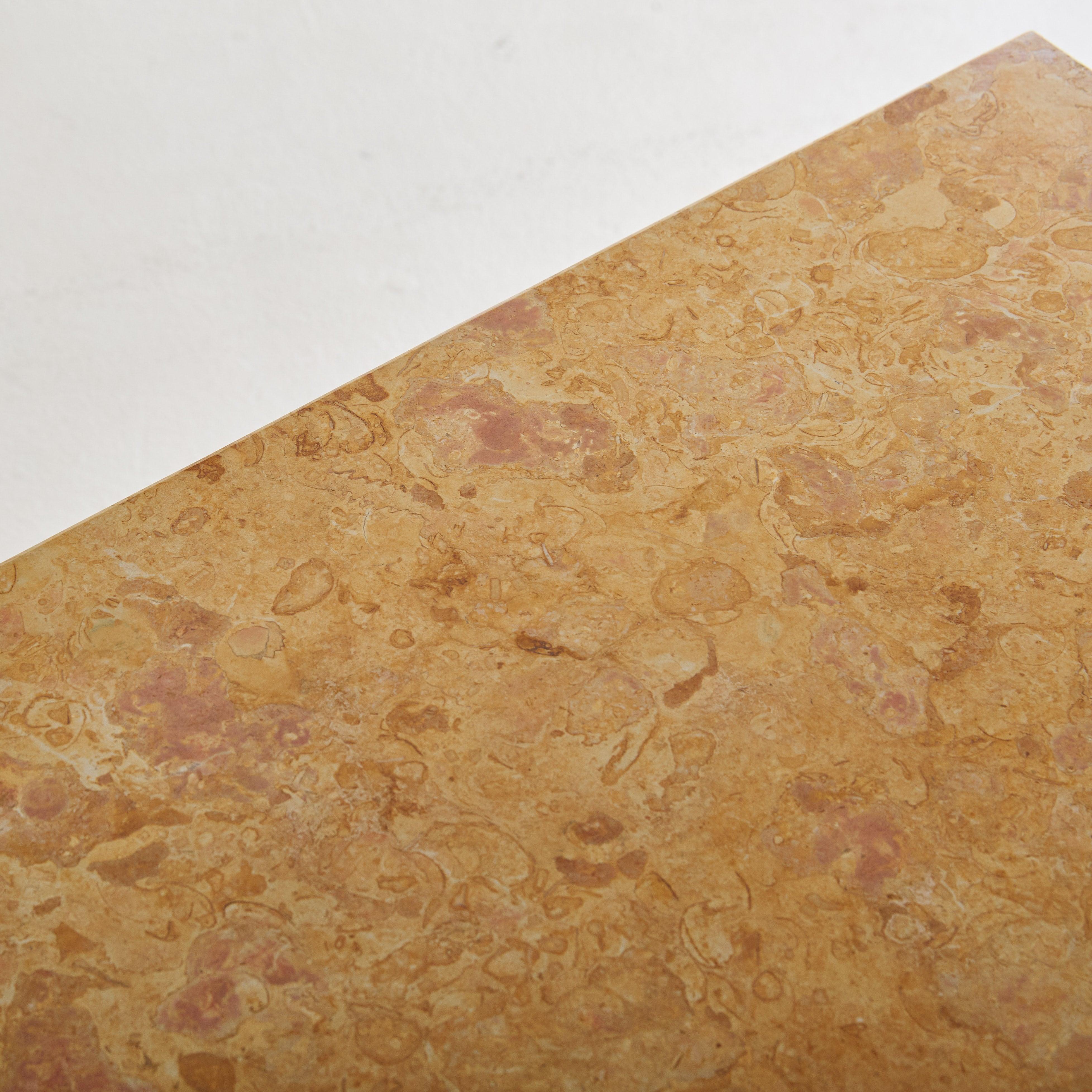 Mesa de centro francesa de hierro con tapa de mármol ocre, años 50 mediados del siglo XX en venta