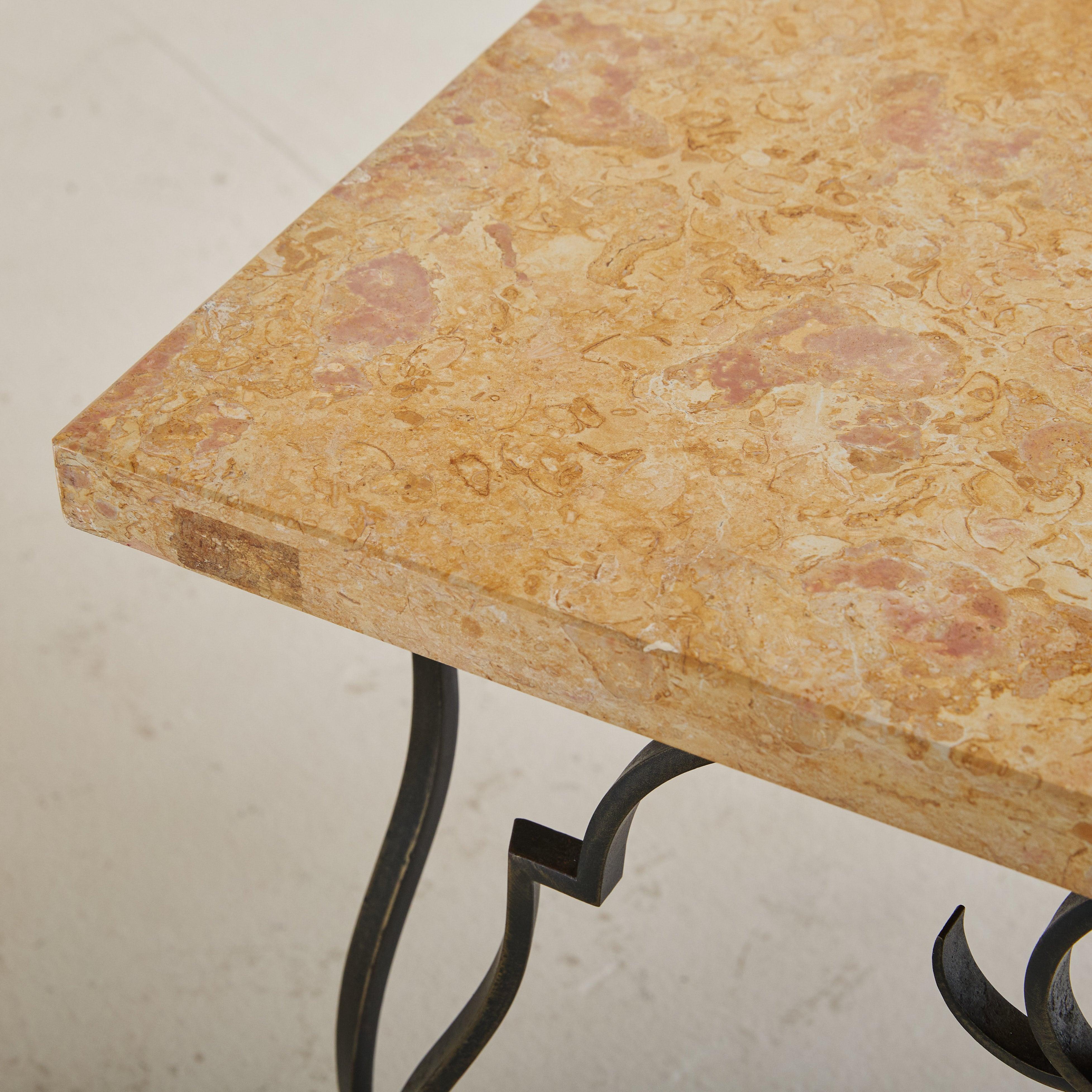 Mesa de centro francesa de hierro con tapa de mármol ocre, años 50 Hierro en venta
