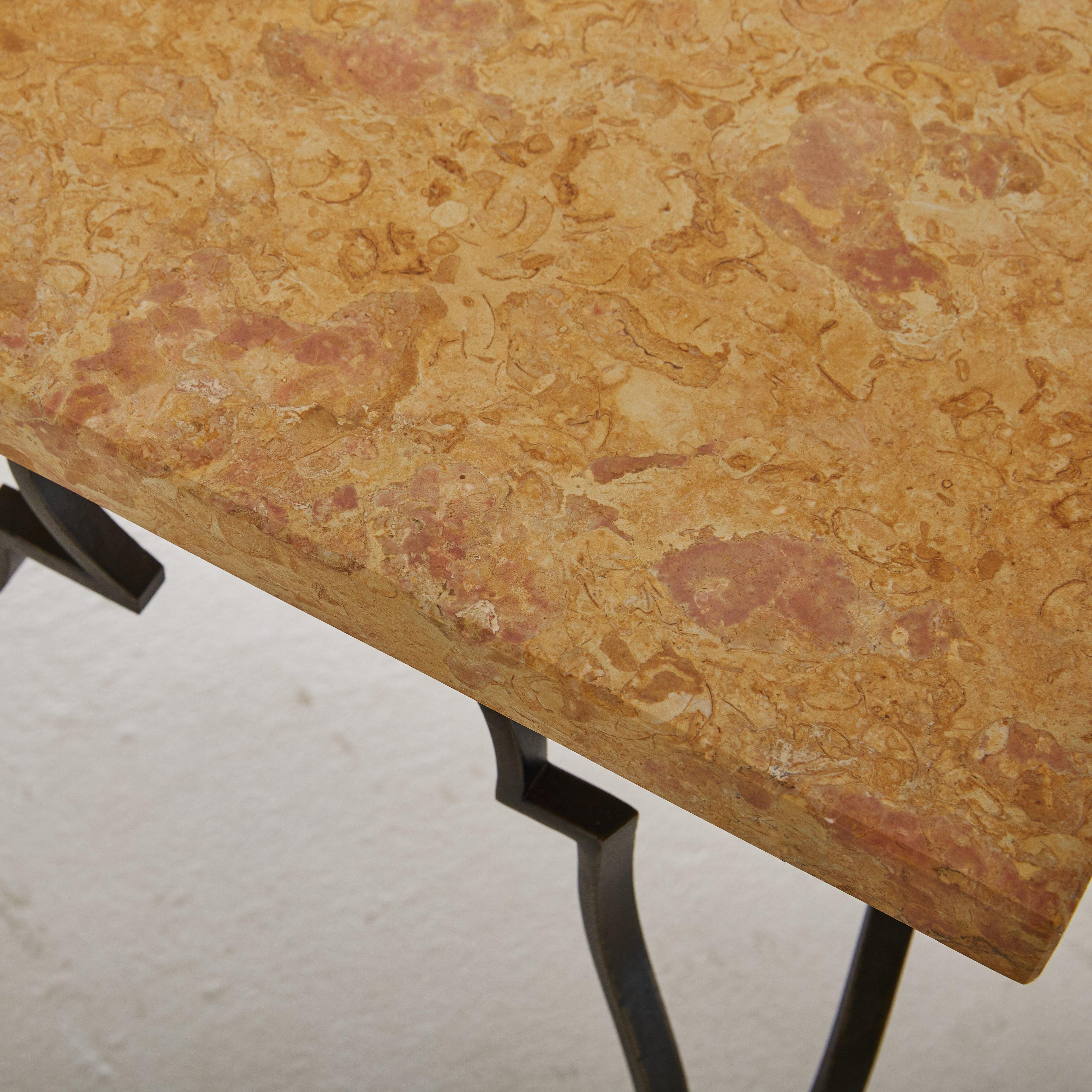 Mesa de centro francesa de hierro con tapa de mármol ocre, años 50 en venta 1