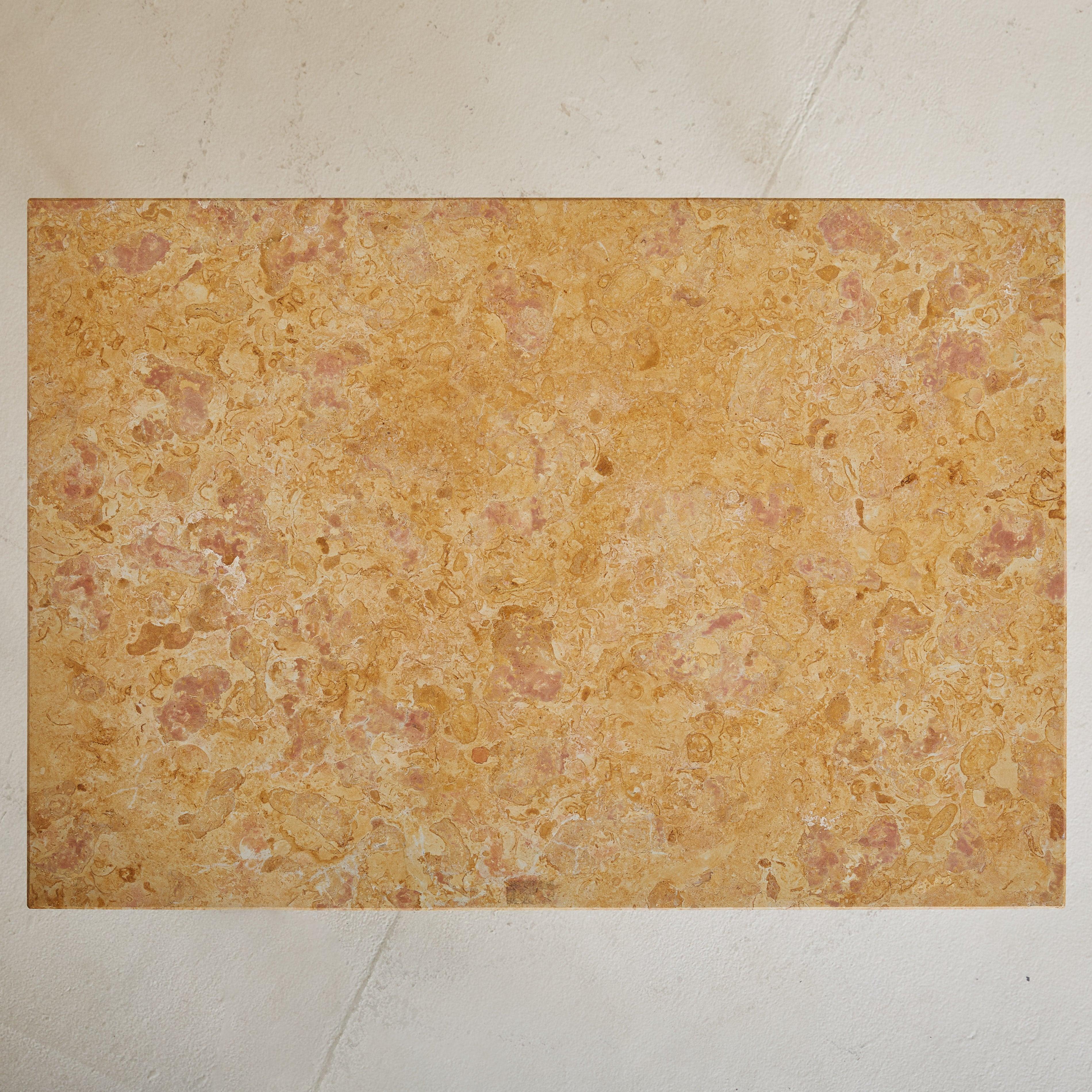 Mesa de centro francesa de hierro con tapa de mármol ocre, años 50 en venta 2