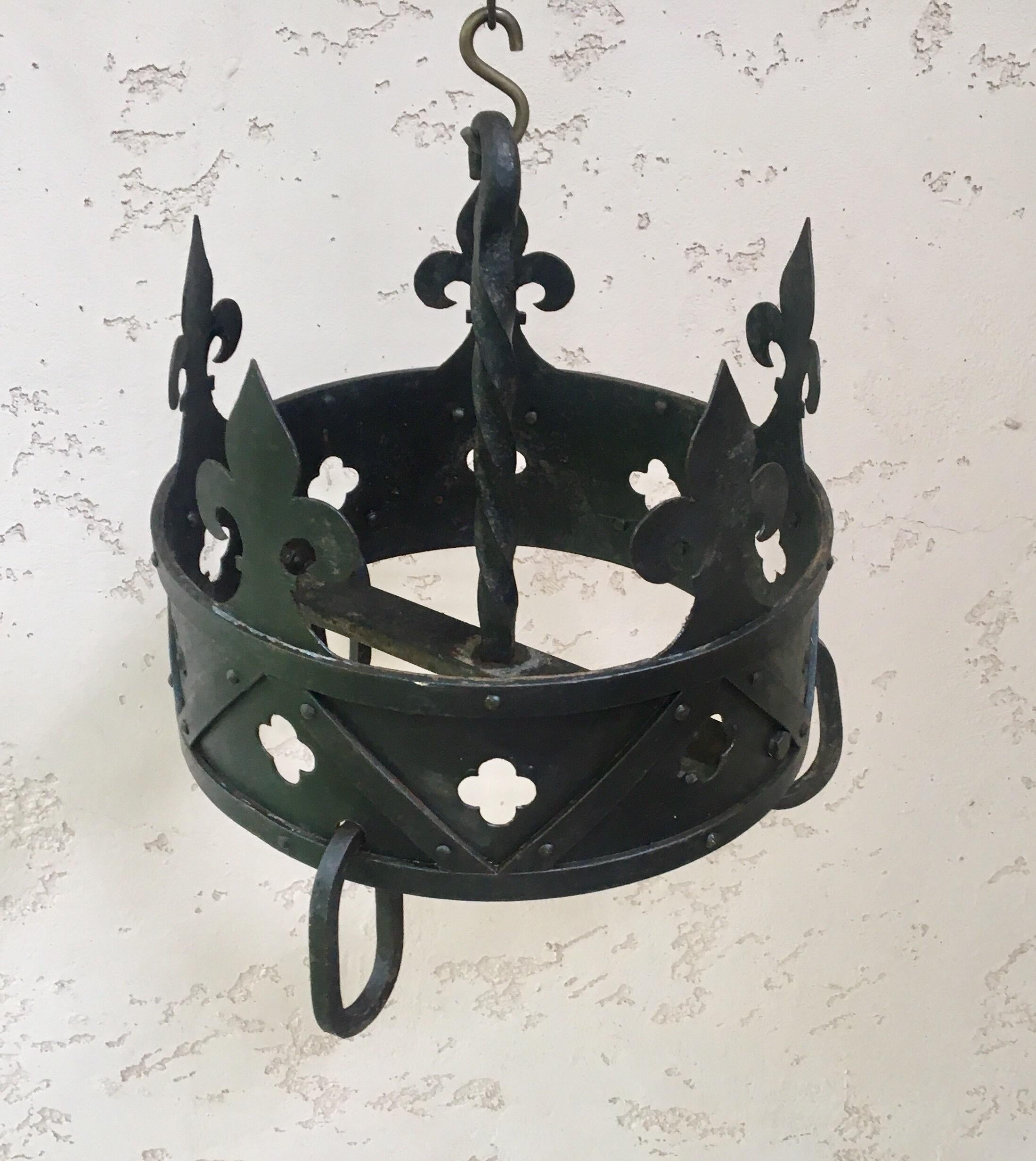 Porte-pots français en forme de couronne en fer lourd avec des motifs de fleurs de lys, vers 1930.