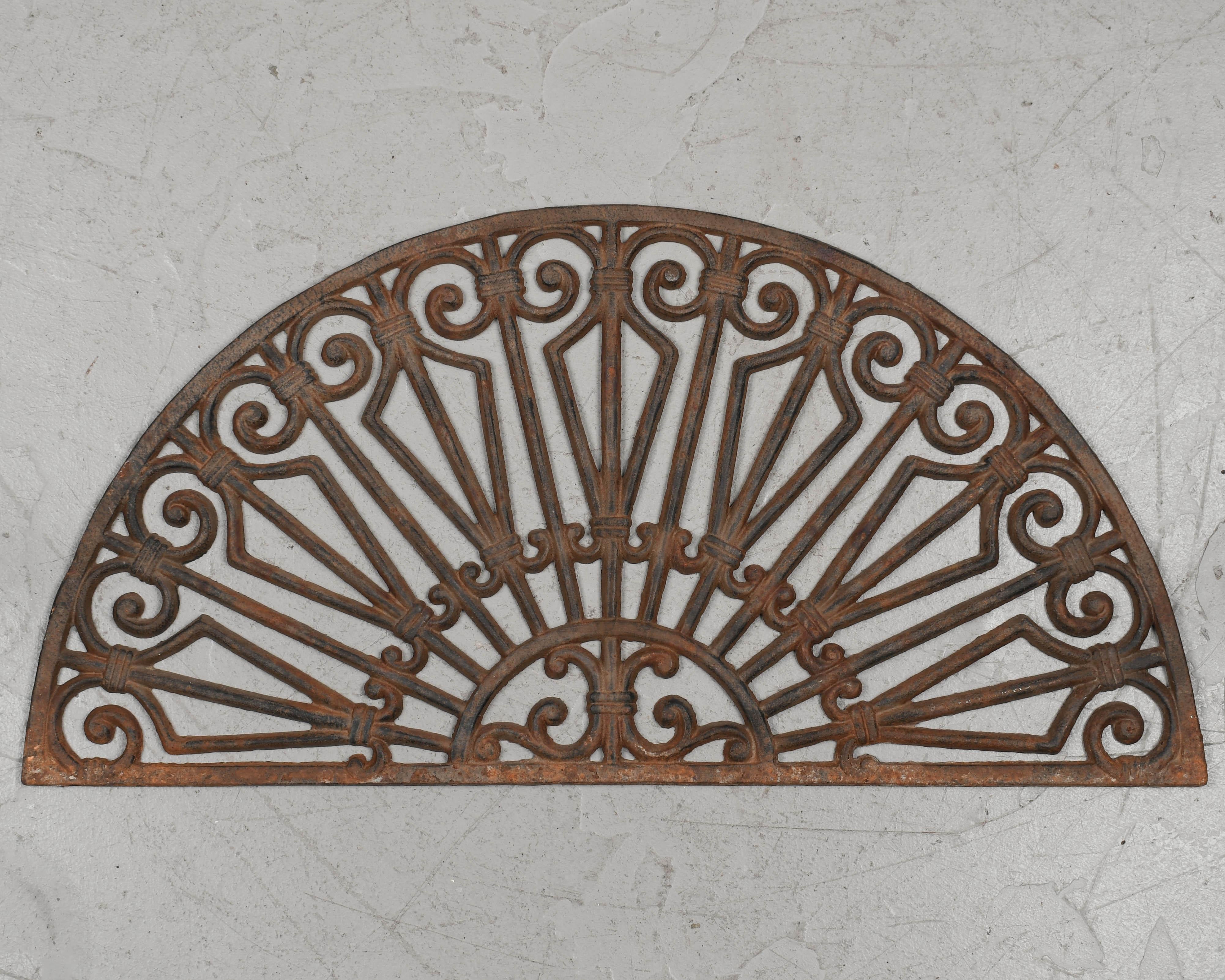 Ein geborgenes französisches architektonisches Demilune-Eisengitter mit rostiger Patina. Qualitativ hochwertige Eisenarbeiten mit Fleur de lis. Perfekt für die Verwendung als dekorativer Wandbehang oder Gartenornament. CIRCA 1900-1910.
Abmessungen: