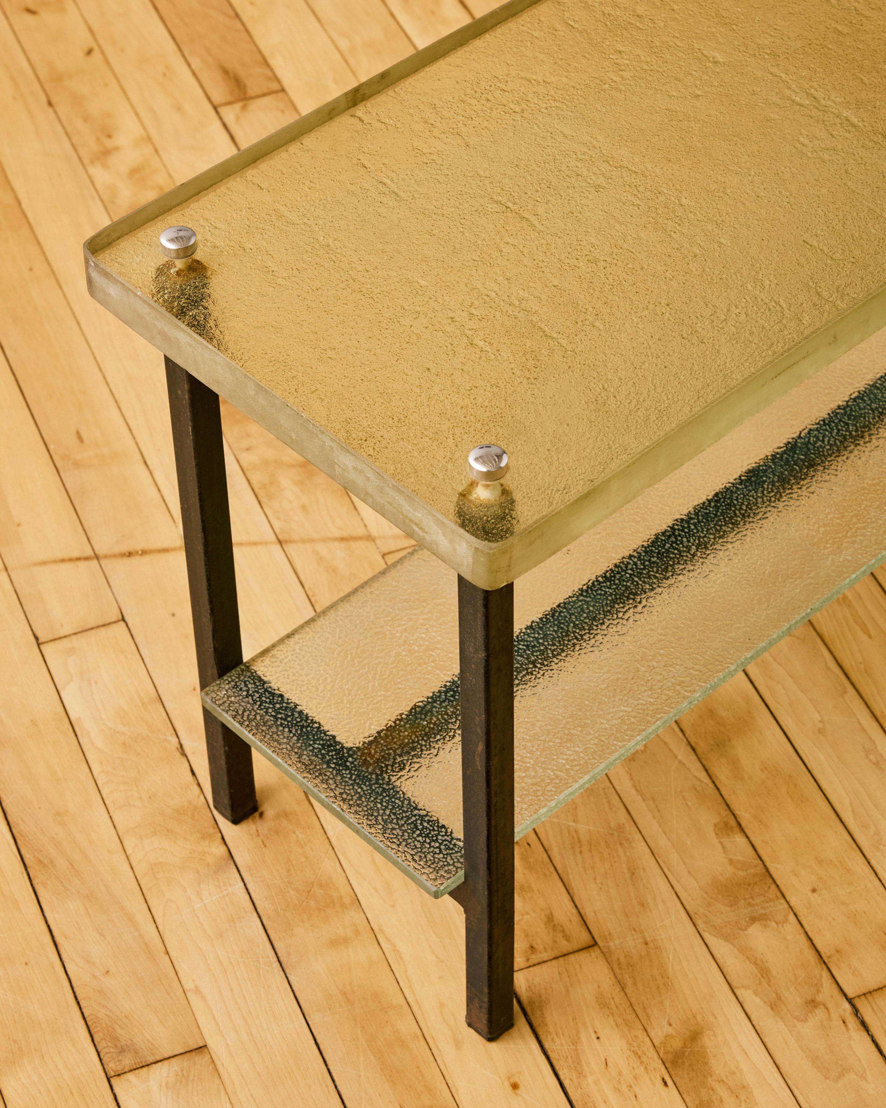 Français Table d'appoint en fer français avec plateau en verre texturé de Saint Gobain en vente