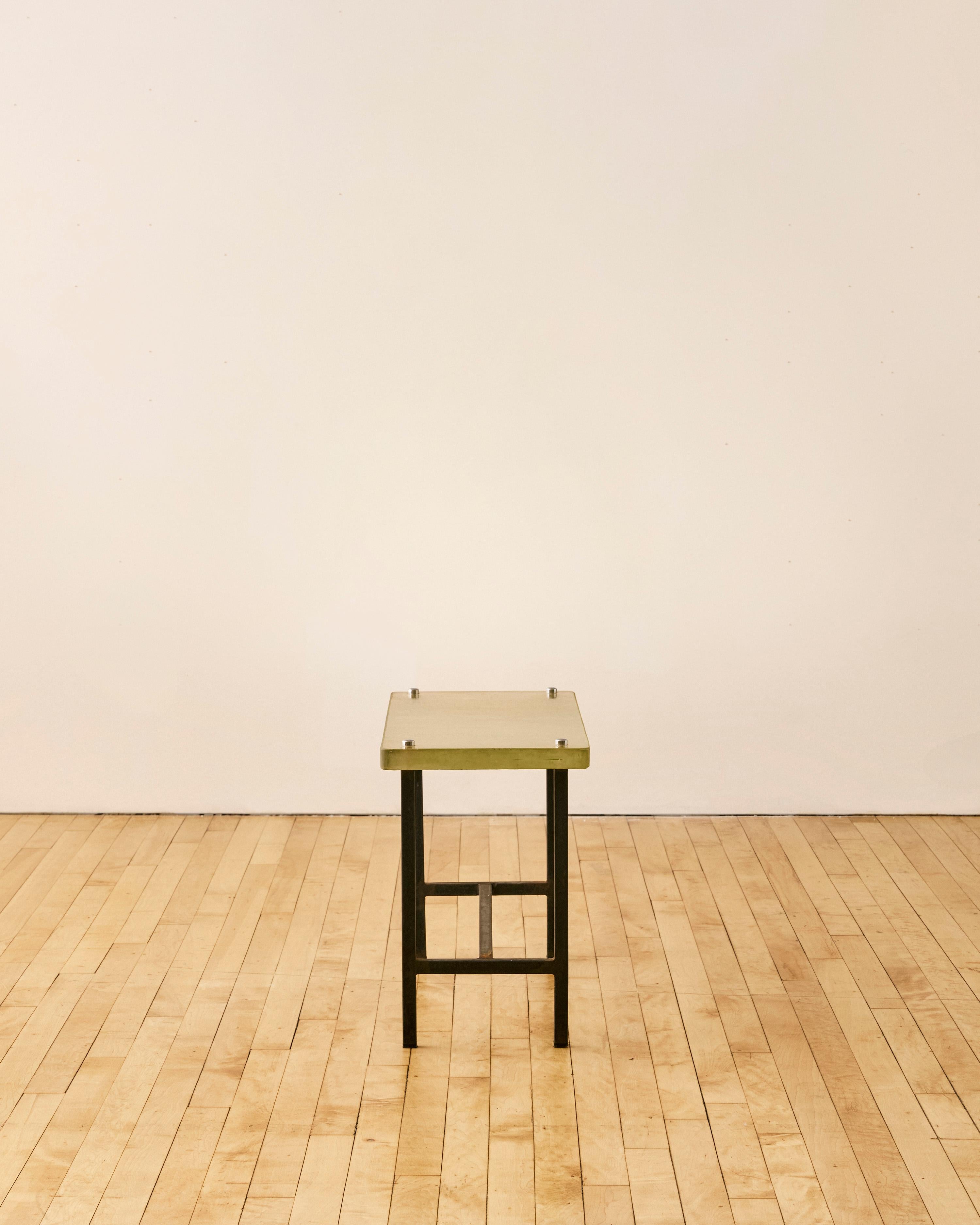 Table d'appoint en fer français avec plateau en verre texturé de Saint Gobain Bon état - En vente à Long Island City, NY
