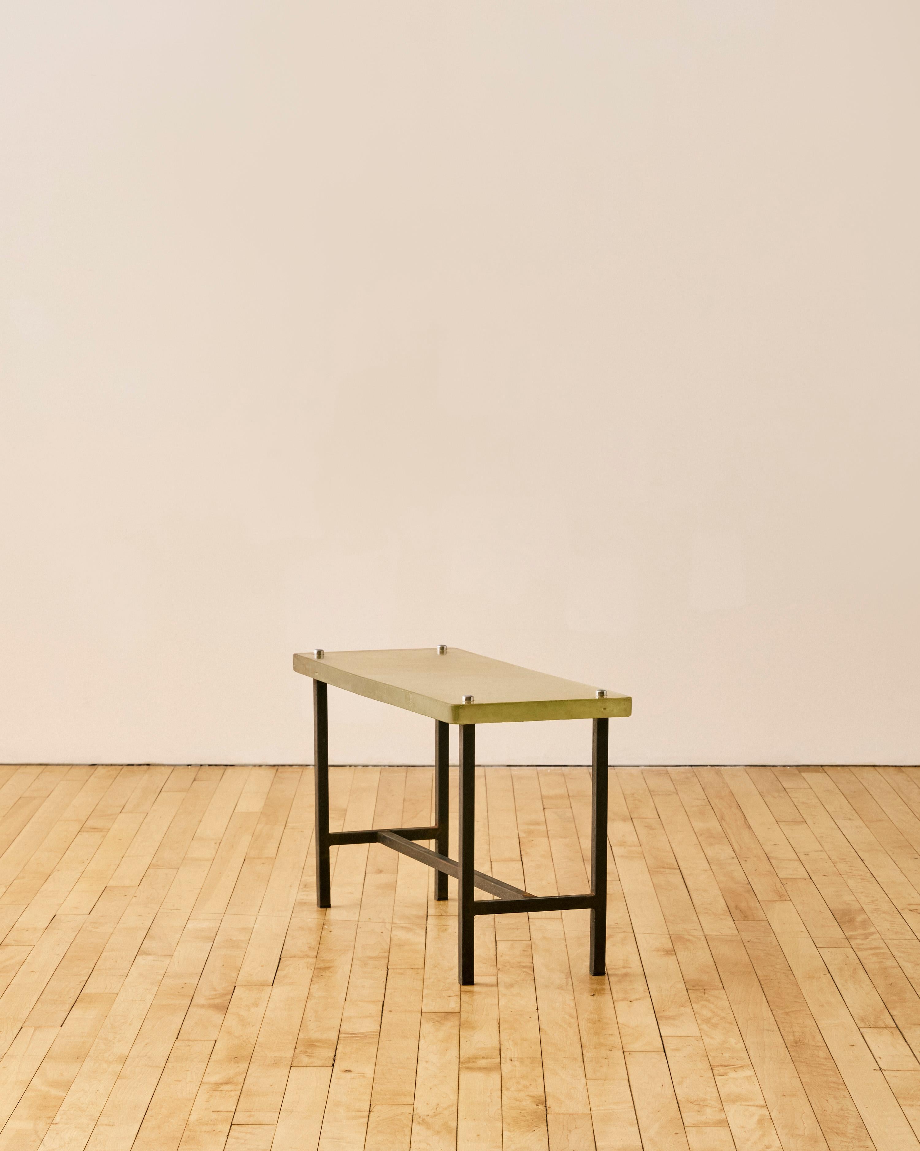 Milieu du XXe siècle Table d'appoint en fer français avec plateau en verre texturé de Saint Gobain en vente