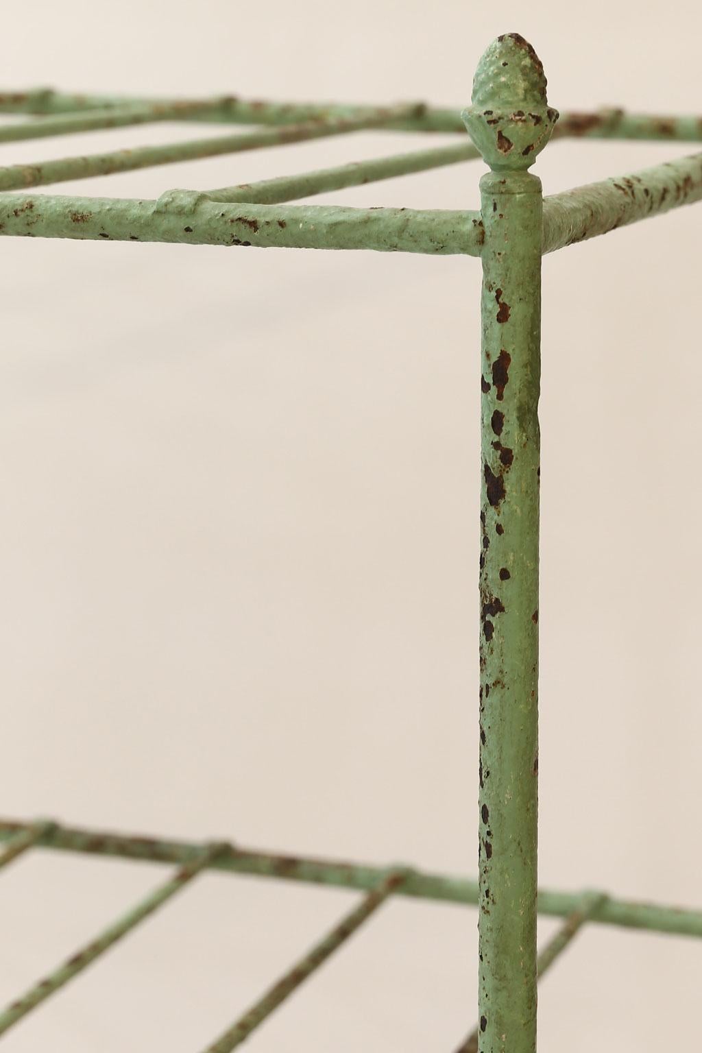 Französische Eisen-Etagere in blassgrüner Farbe im Zustand „Gut“ in Houston, TX