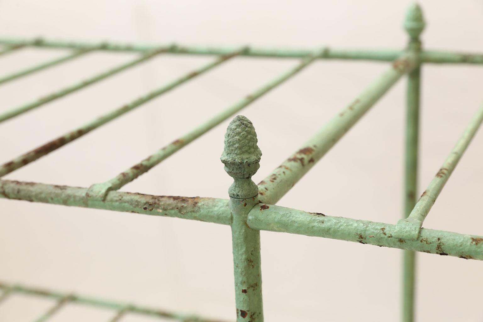 French Iron Étagère in Pale Green Paint In Good Condition In Houston, TX
