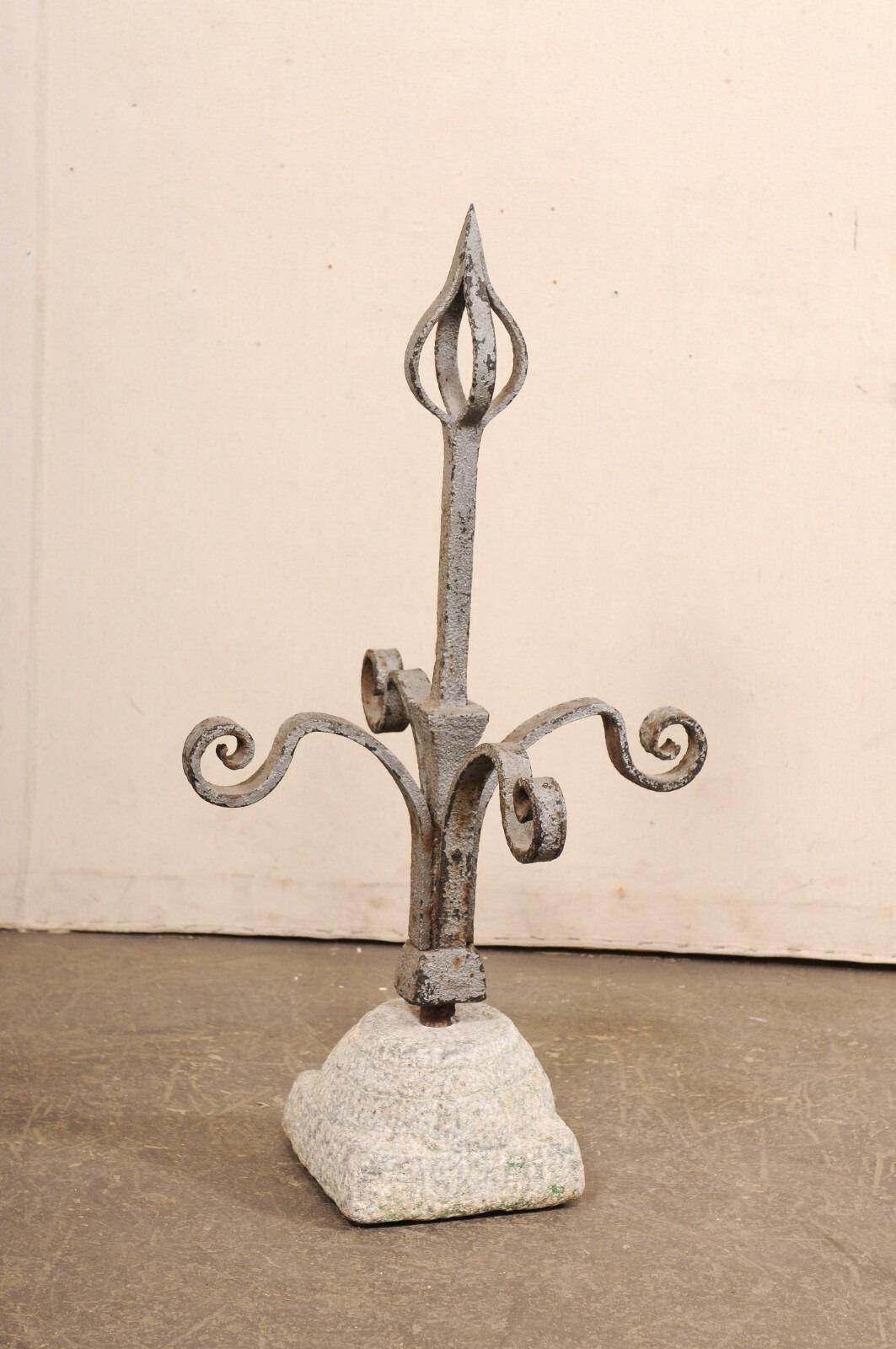 Finiale francese in ferro con base in granito, XIX secolo. in vendita 5