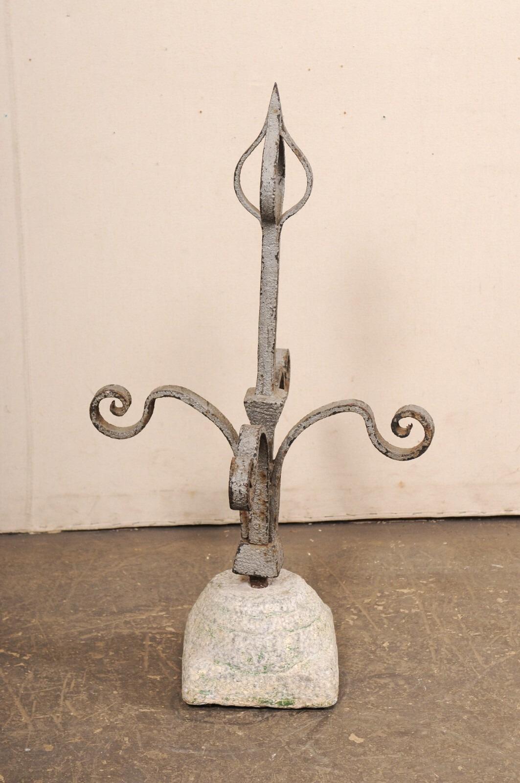 Francese Finiale francese in ferro con base in granito, XIX secolo. in vendita