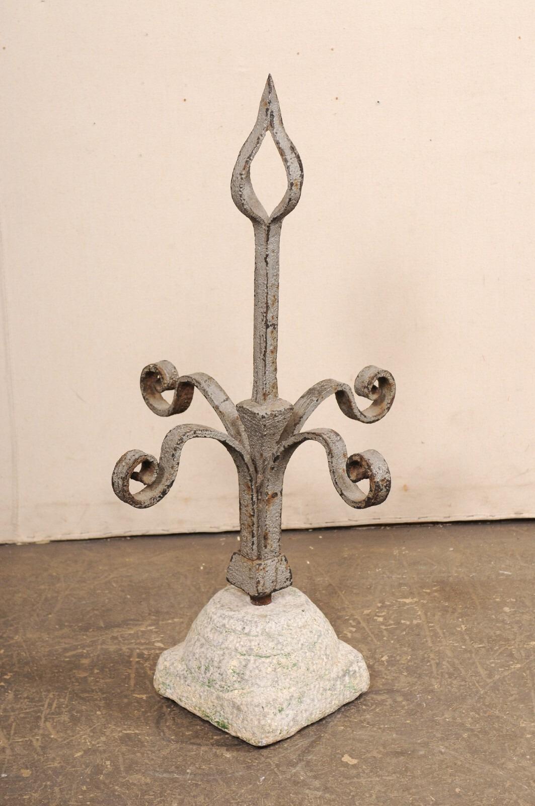 Fatto a mano Finiale francese in ferro con base in granito, XIX secolo. in vendita