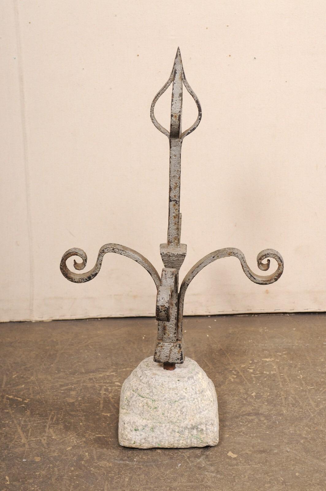 Finiale francese in ferro con base in granito, XIX secolo. In condizioni buone in vendita a Atlanta, GA